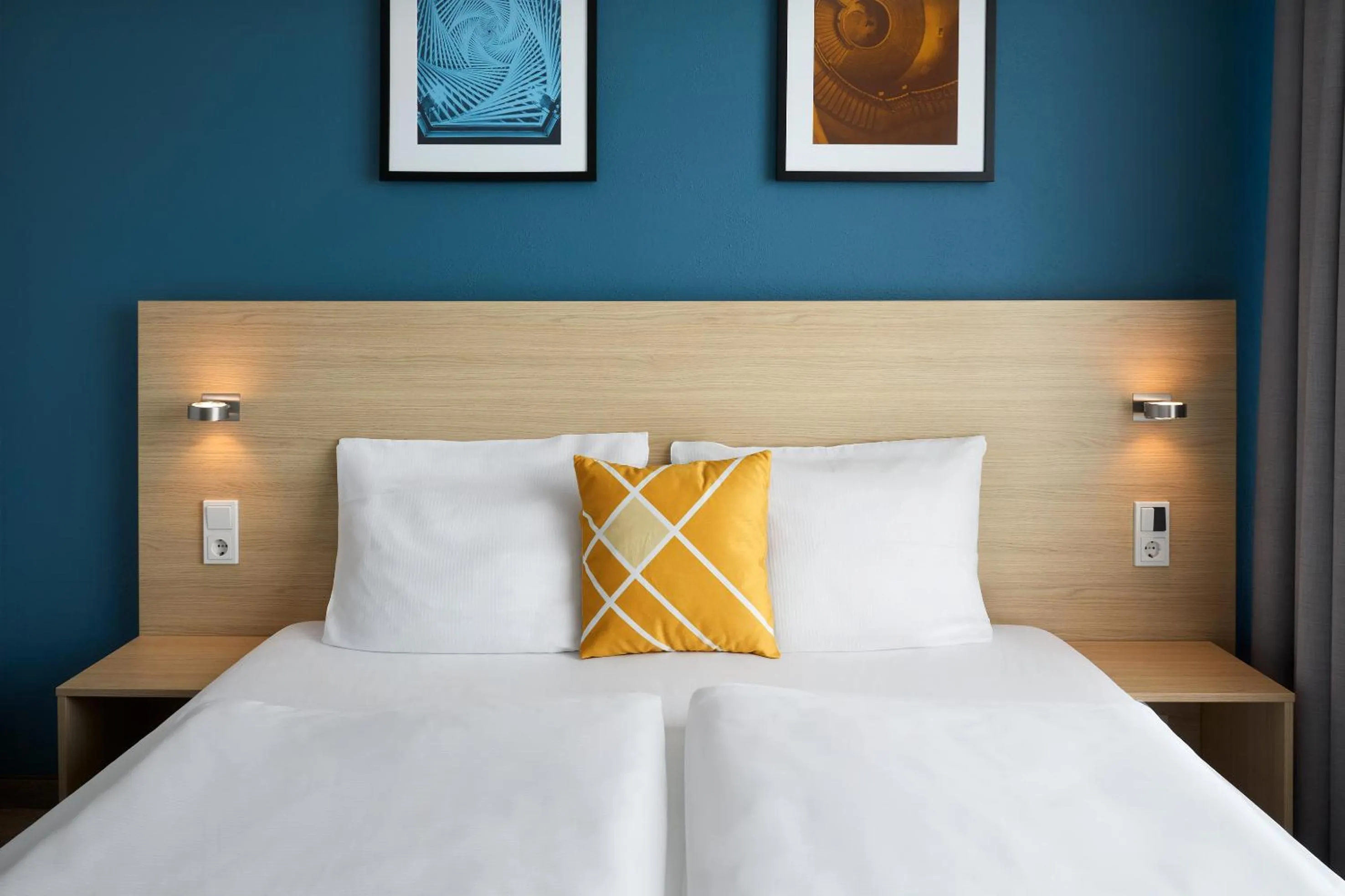 Photo of the whole room, Bed in Four Points Flex by Sheraton Göttingen