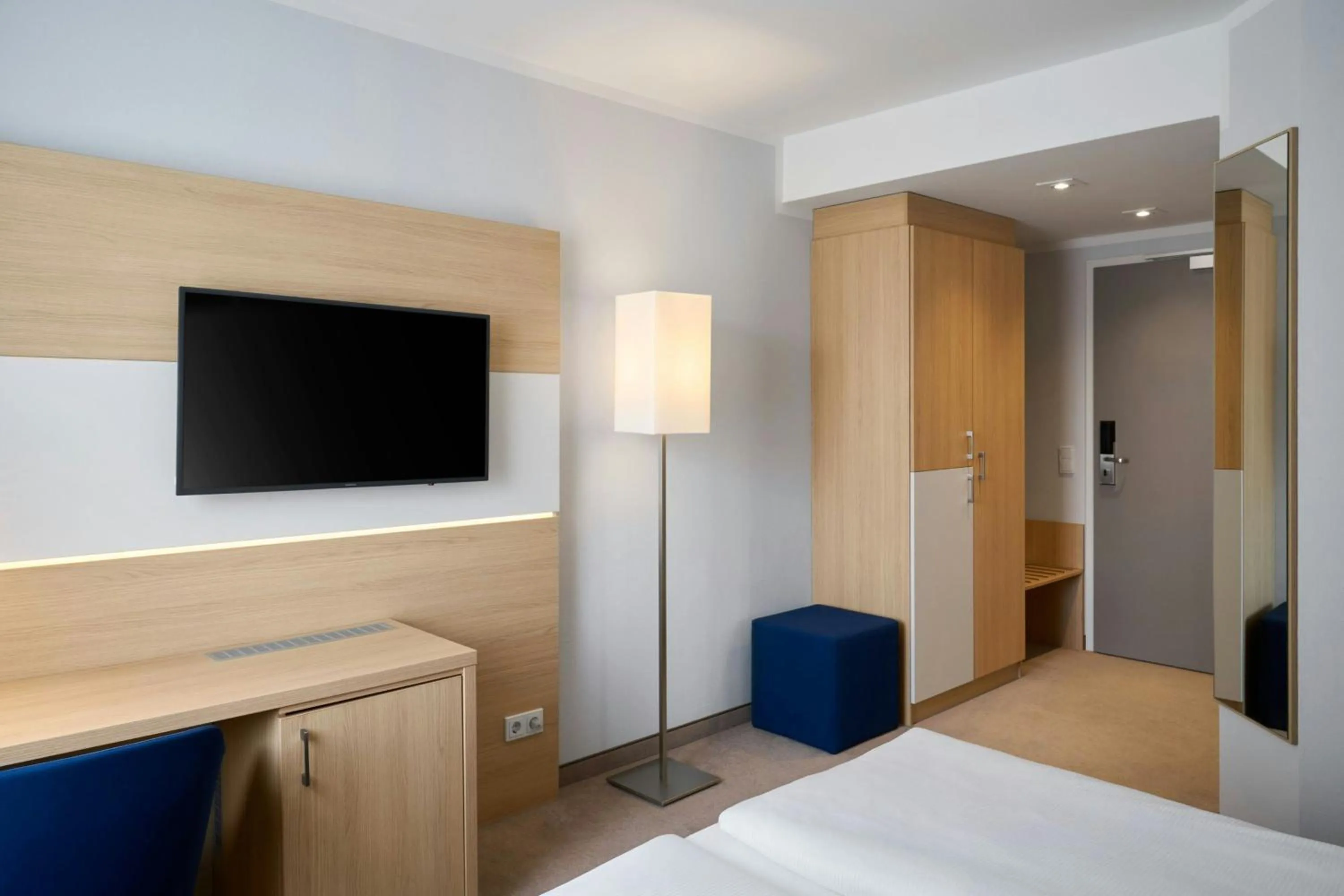Photo of the whole room, Bed in Four Points Flex by Sheraton Göttingen