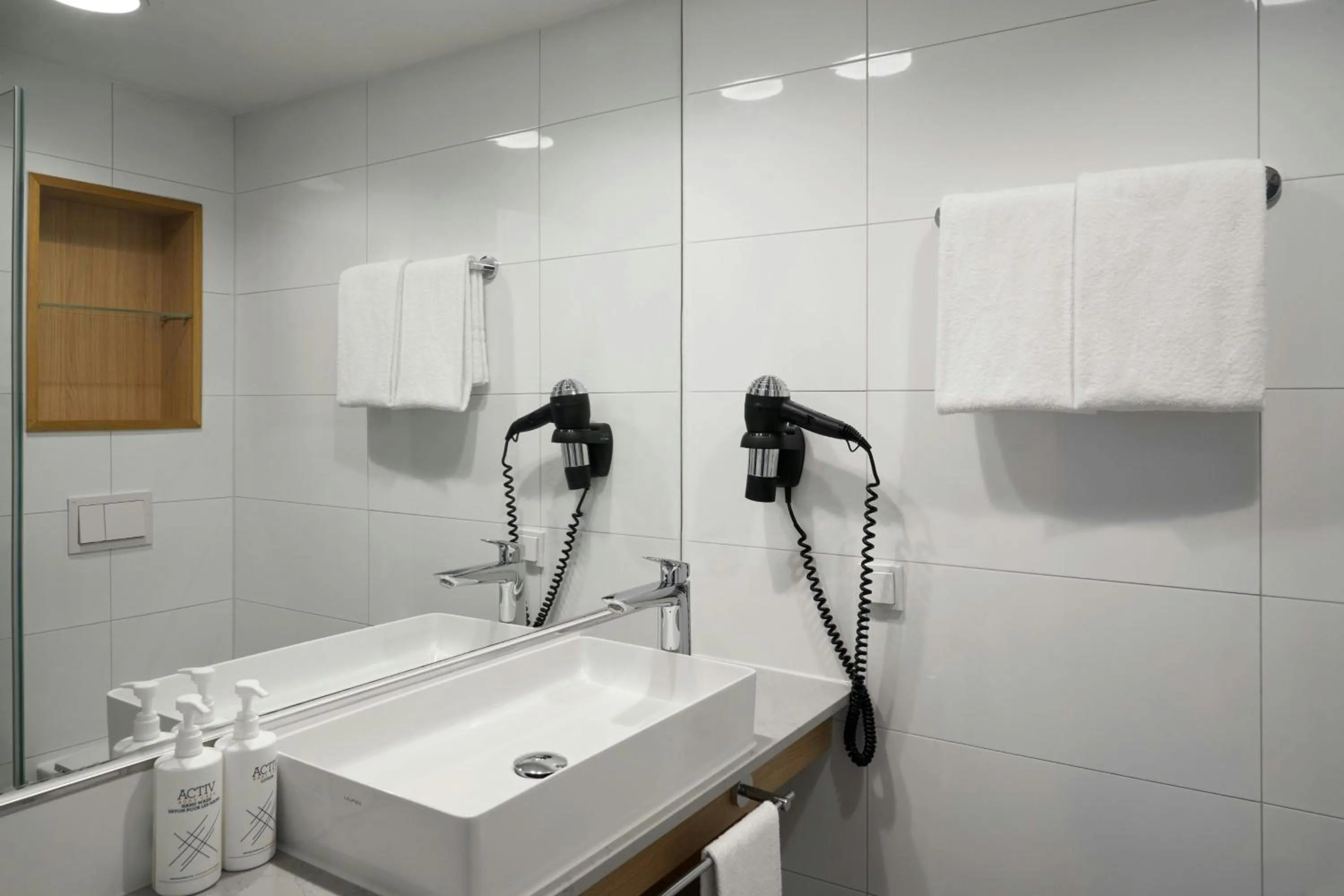 Bathroom in Four Points Flex by Sheraton Göttingen