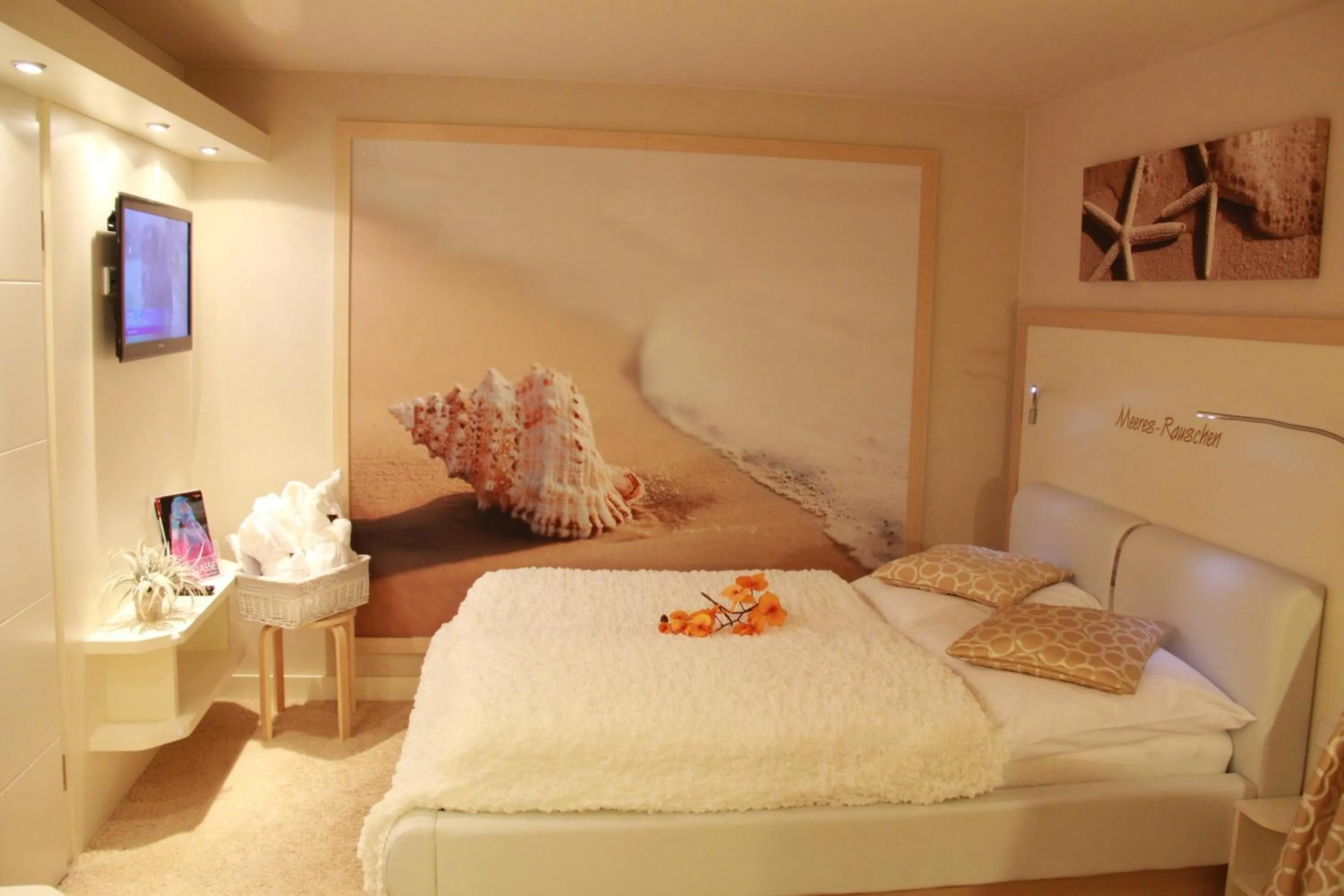 Photo of the whole room, Bed in Hotel Röhrsdorfer Hof