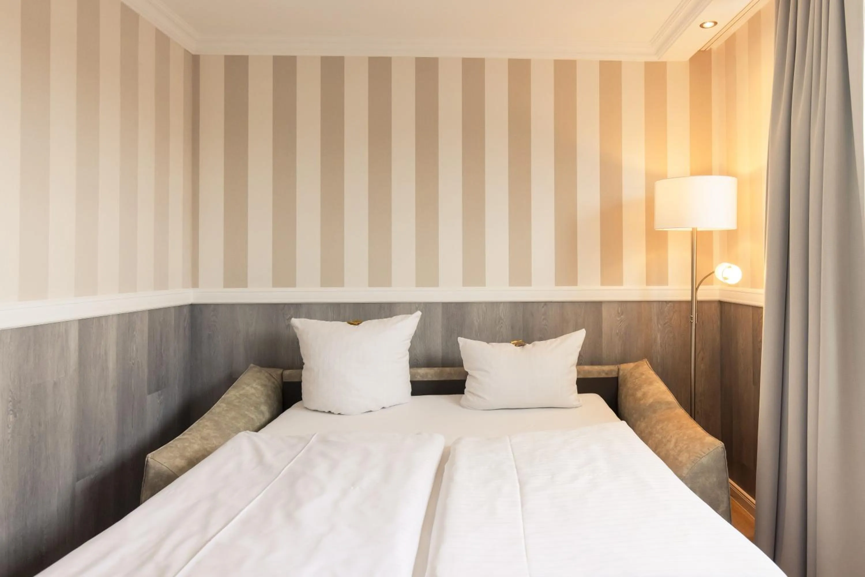 Living room, Bed in Resort Hotel IV Jahreszeiten Zingst