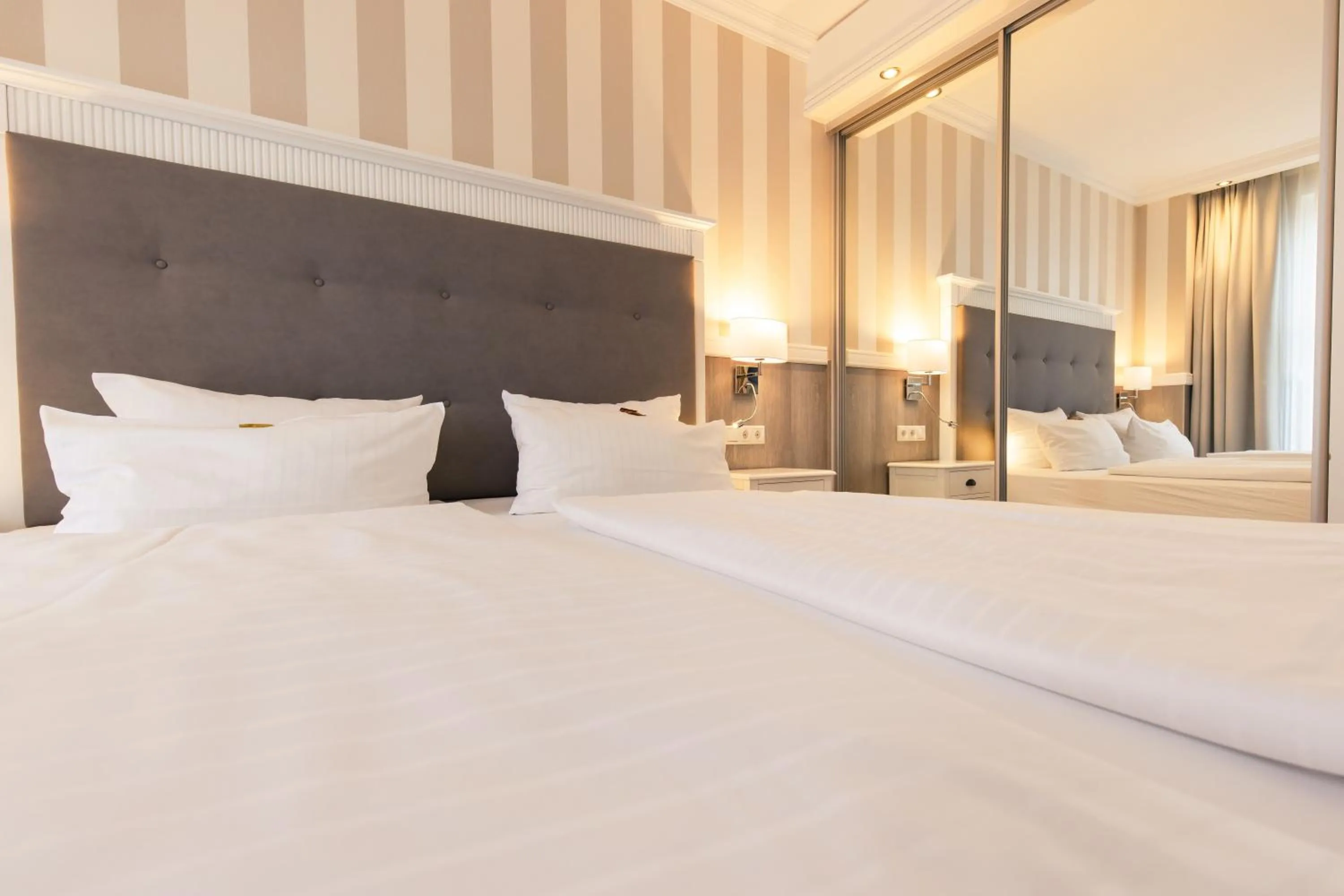 Photo of the whole room, Bed in Resort Hotel IV Jahreszeiten Zingst