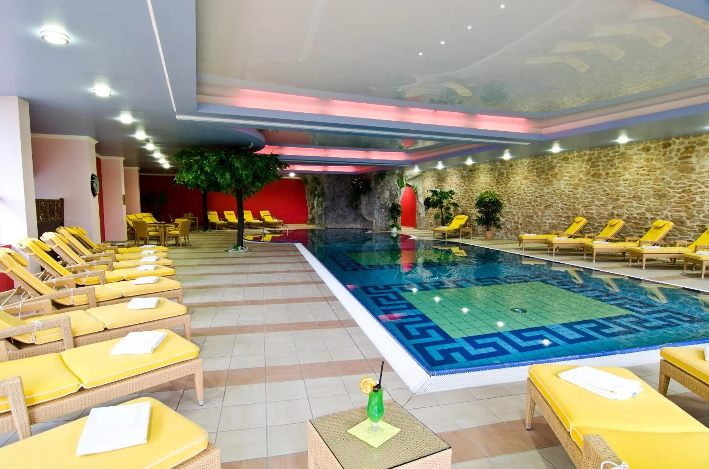 Swimming pool in Schmelmer Hof Hotel & Resort