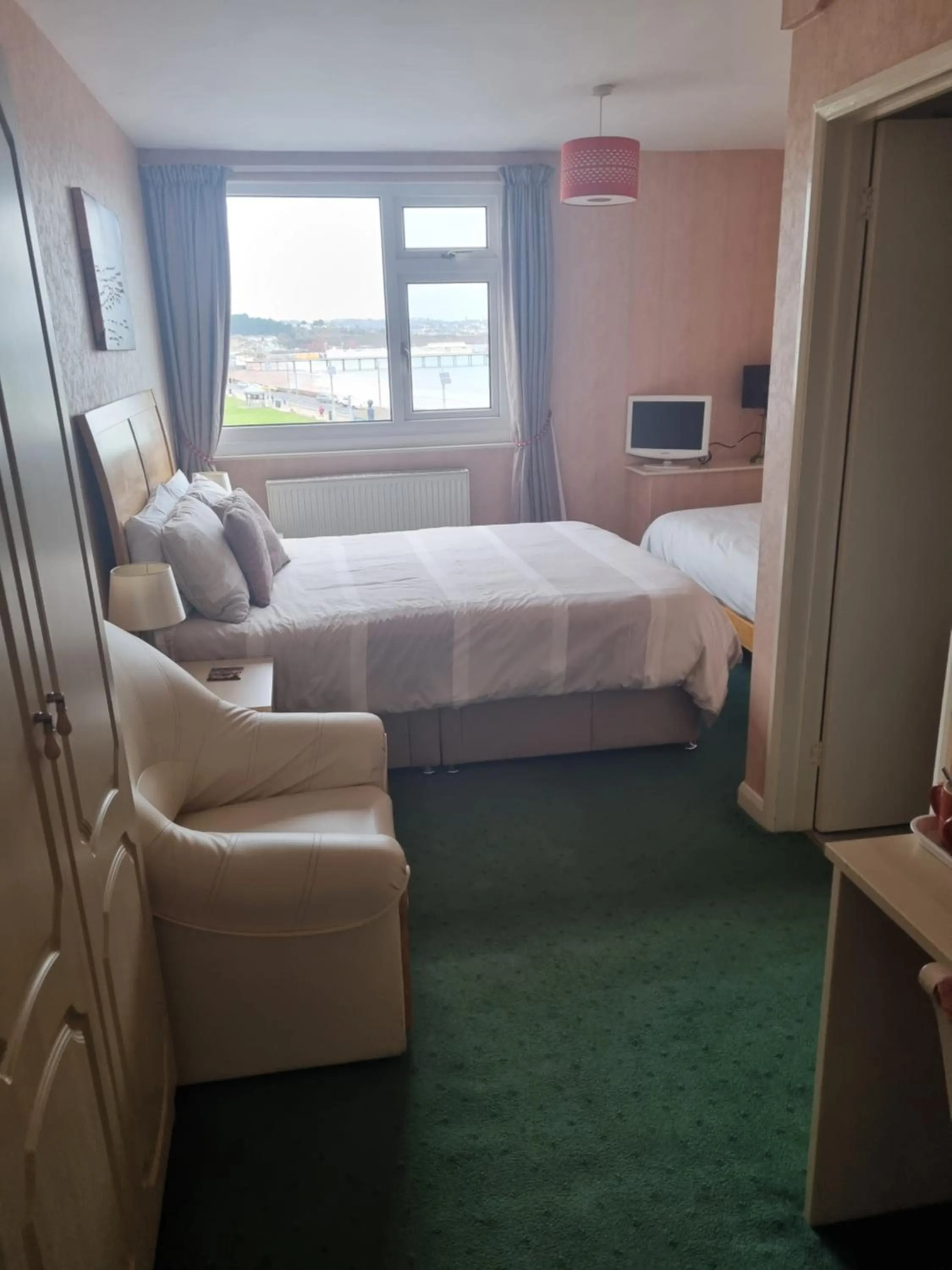 Bedroom, Bed in The Sands Hotel