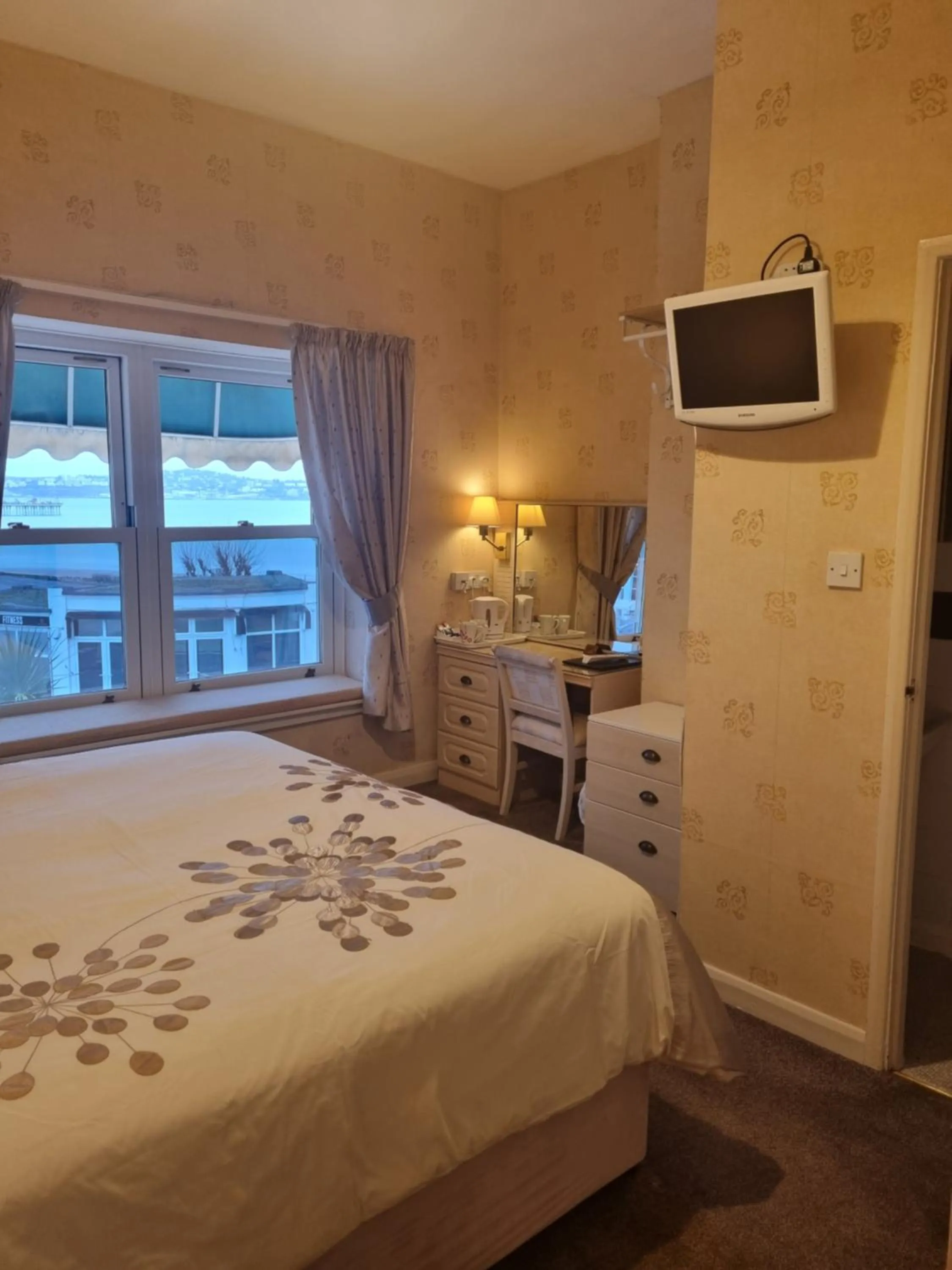 Bedroom, Bed in The Sands Hotel