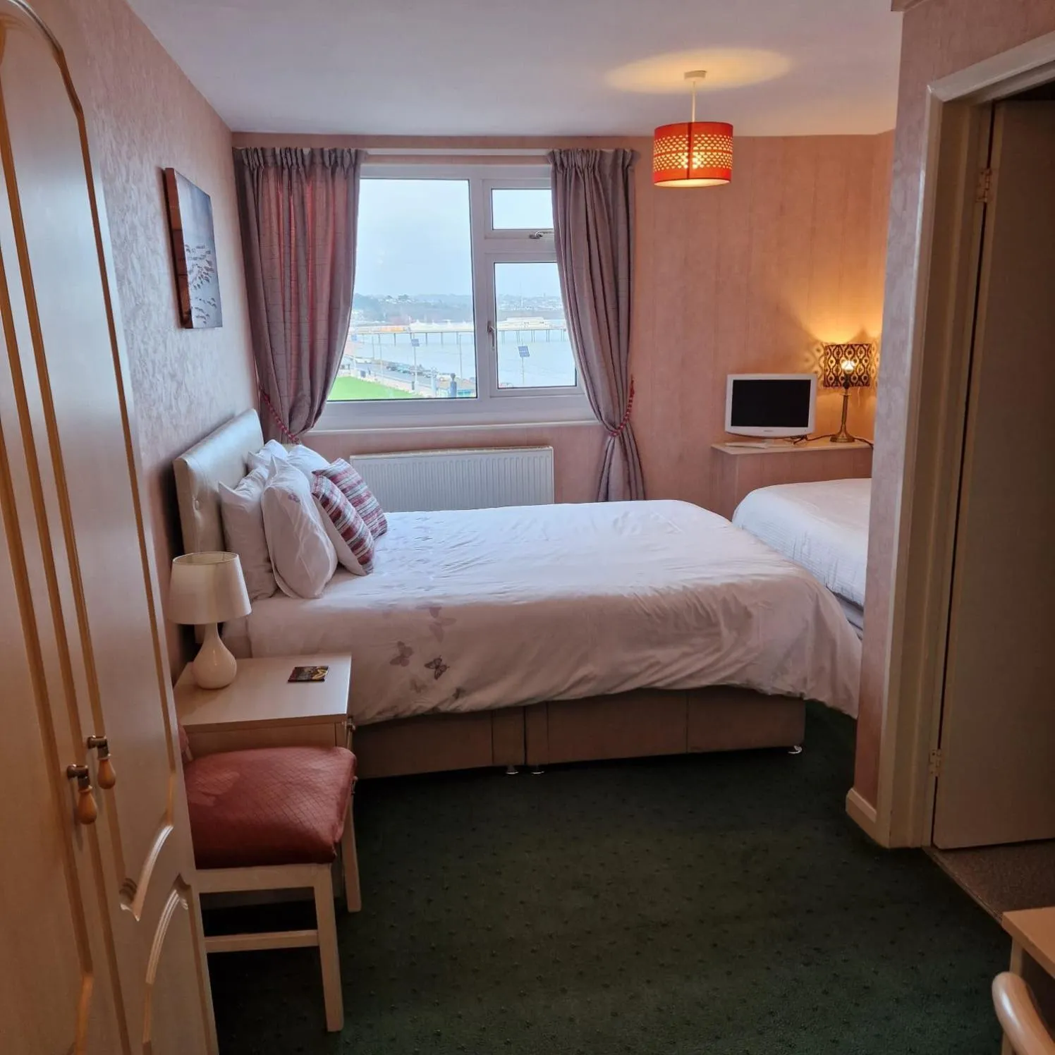 Bedroom, Bed in The Sands Hotel