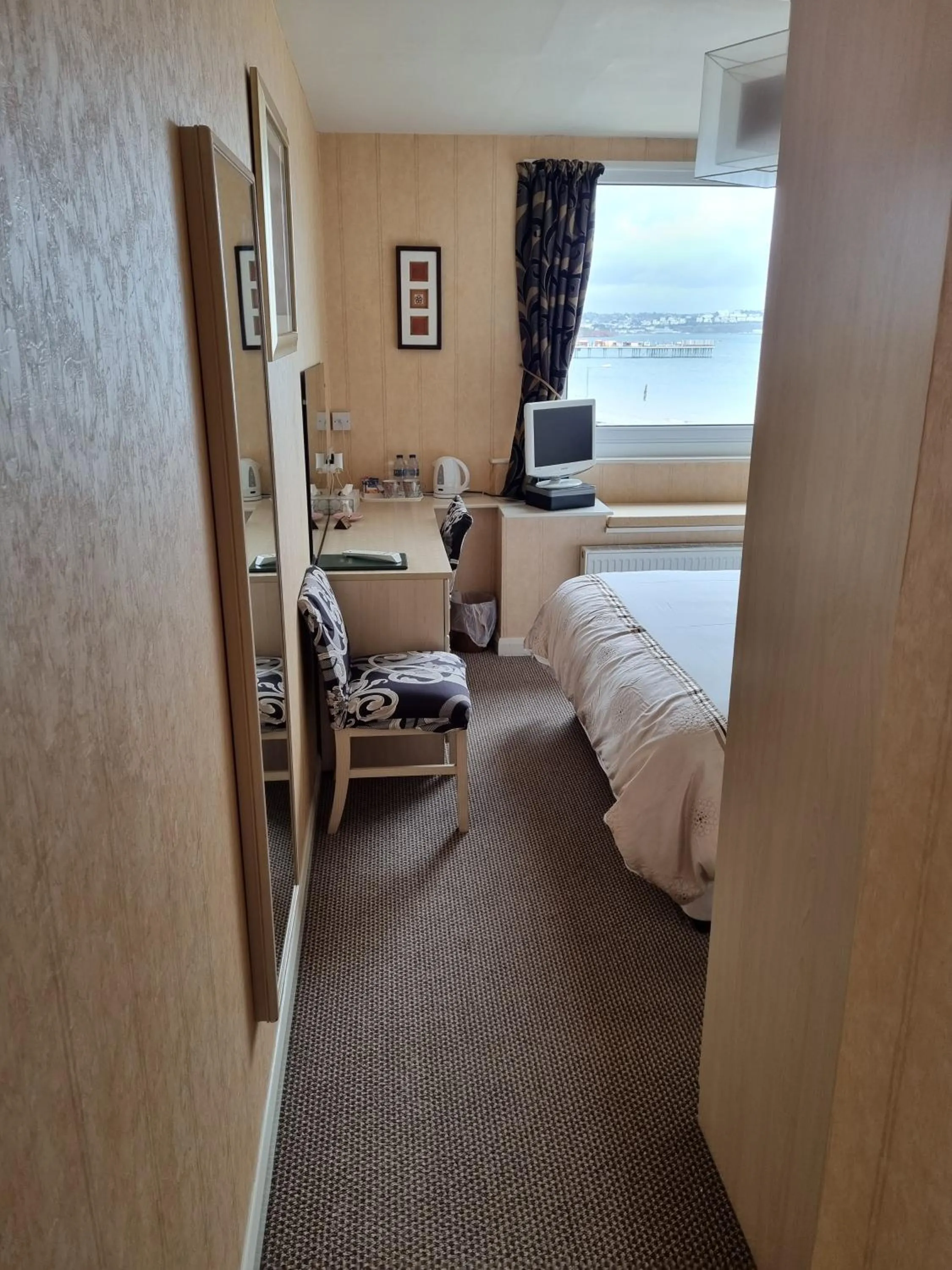 Bedroom, Bed in The Sands Hotel