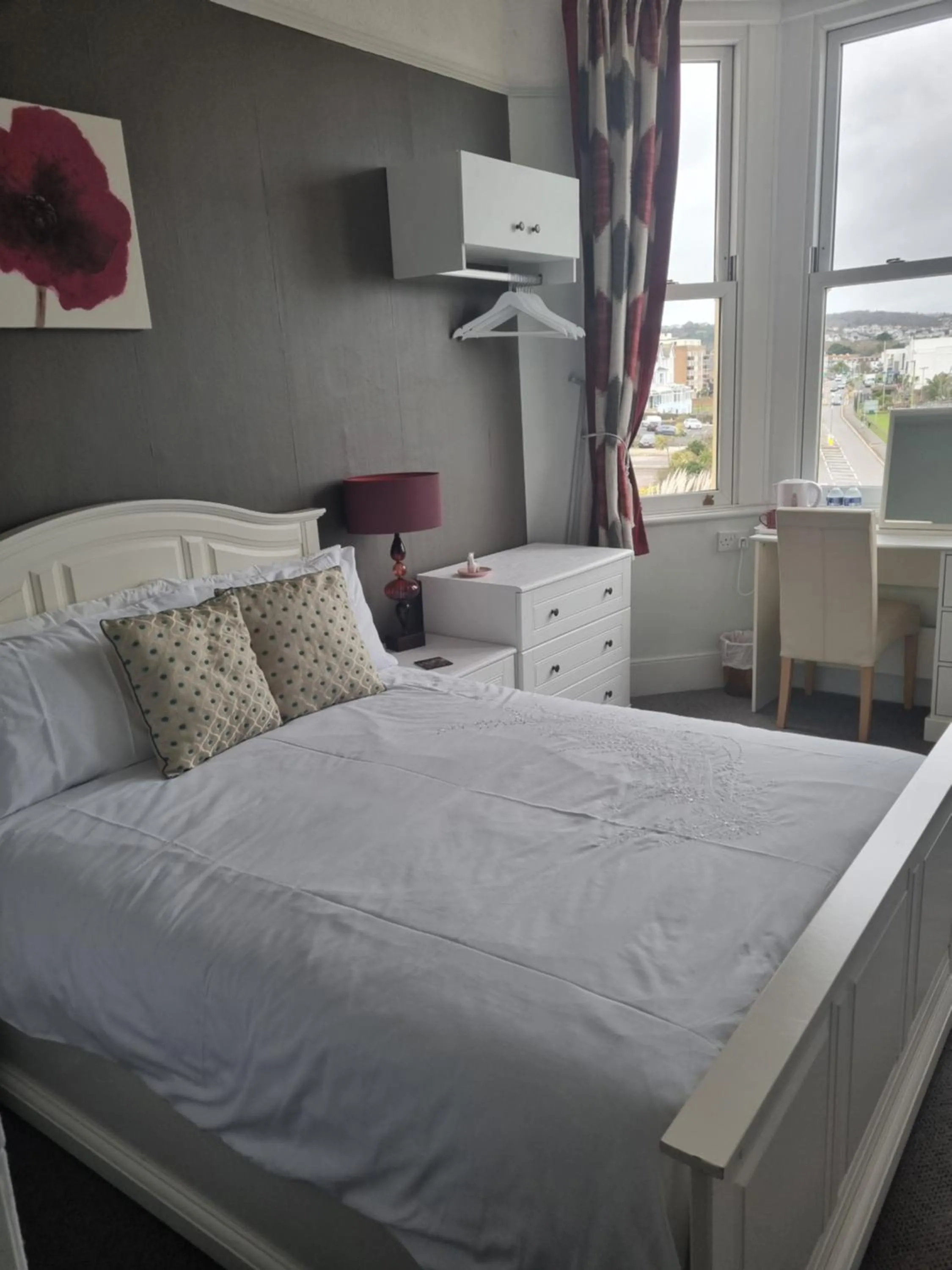 Bedroom, Bed in The Sands Hotel