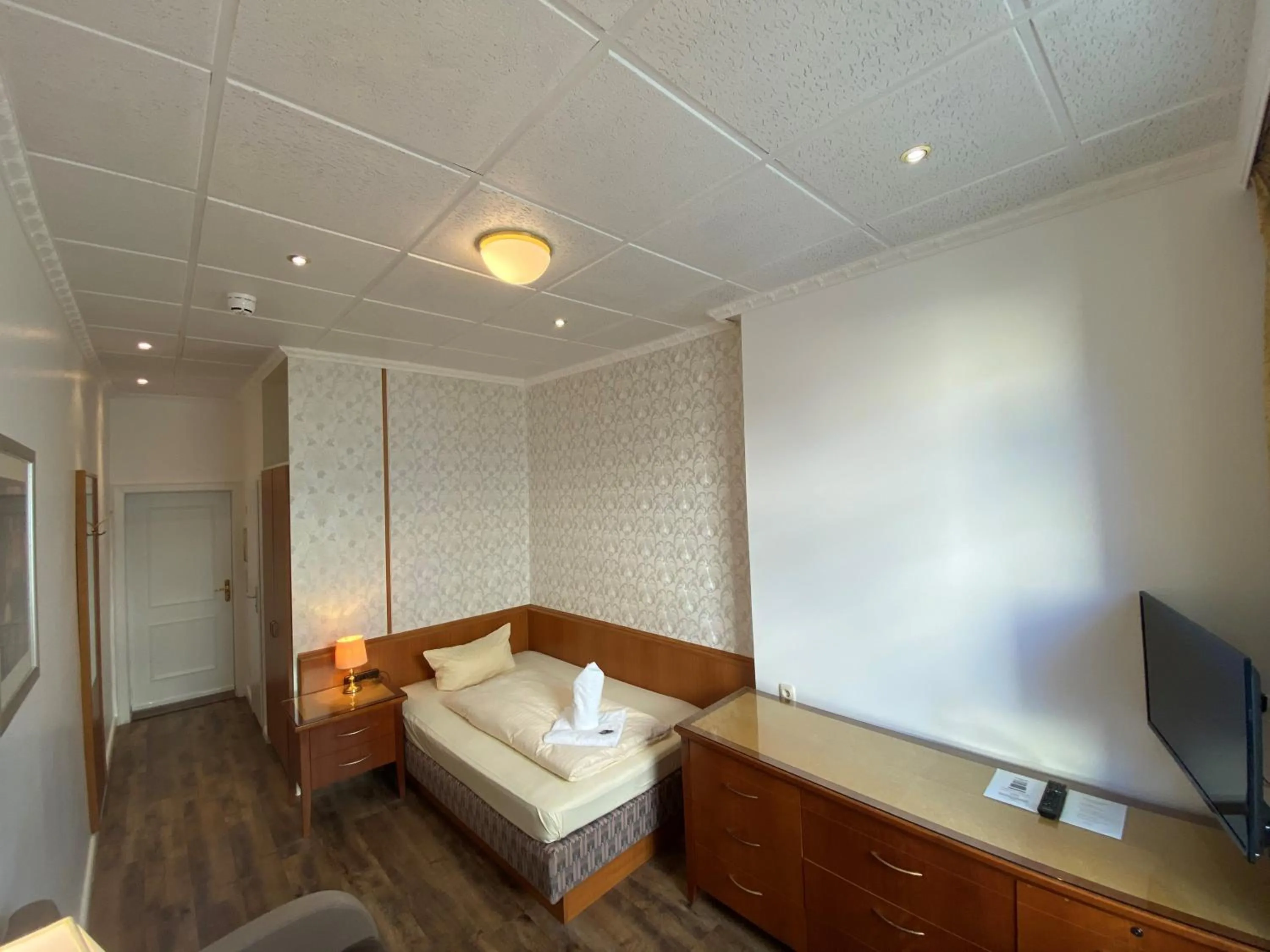 Photo of the whole room, Bed in Hotel Kaiserhof