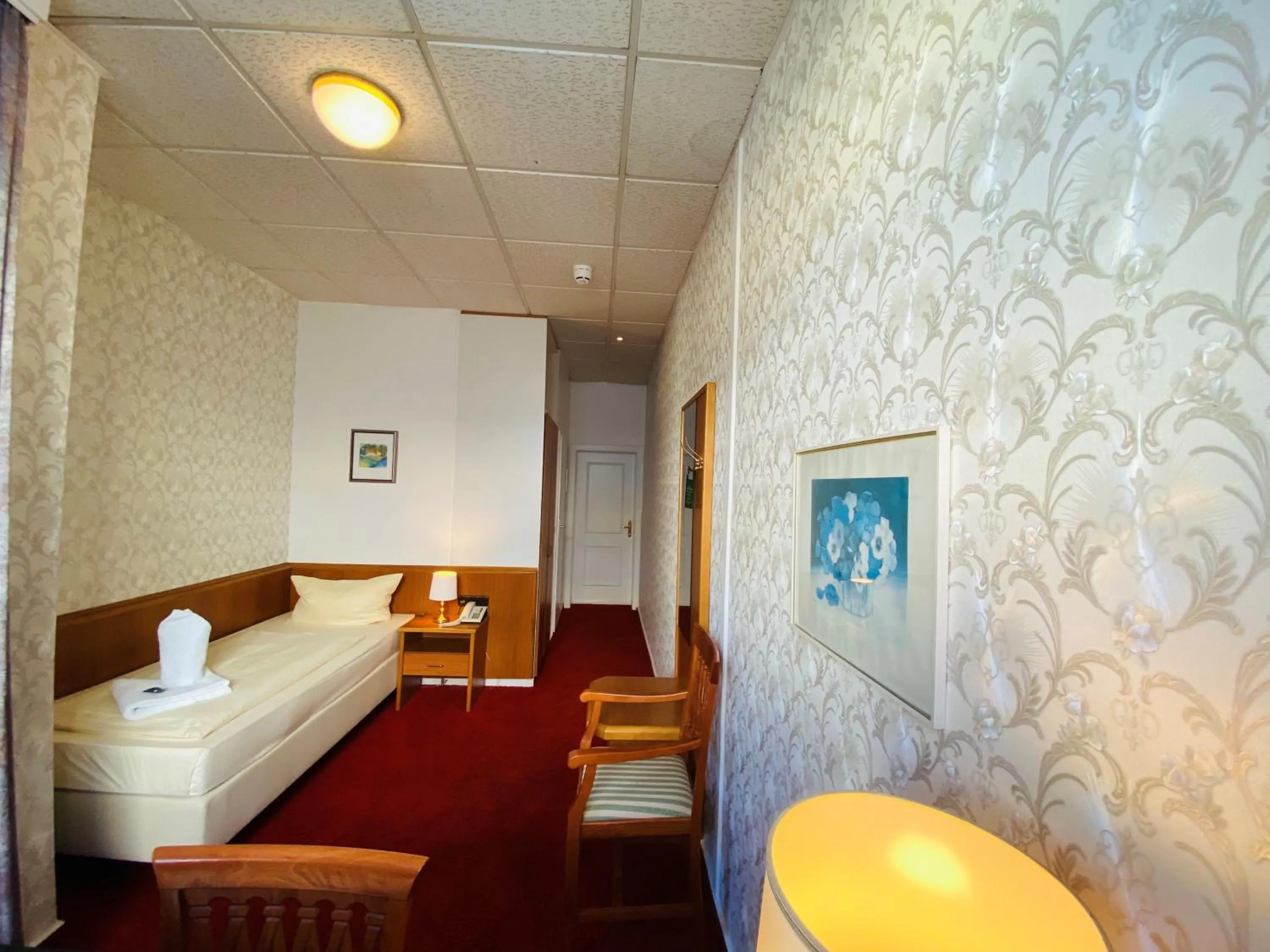 Photo of the whole room, Bed in Hotel Kaiserhof