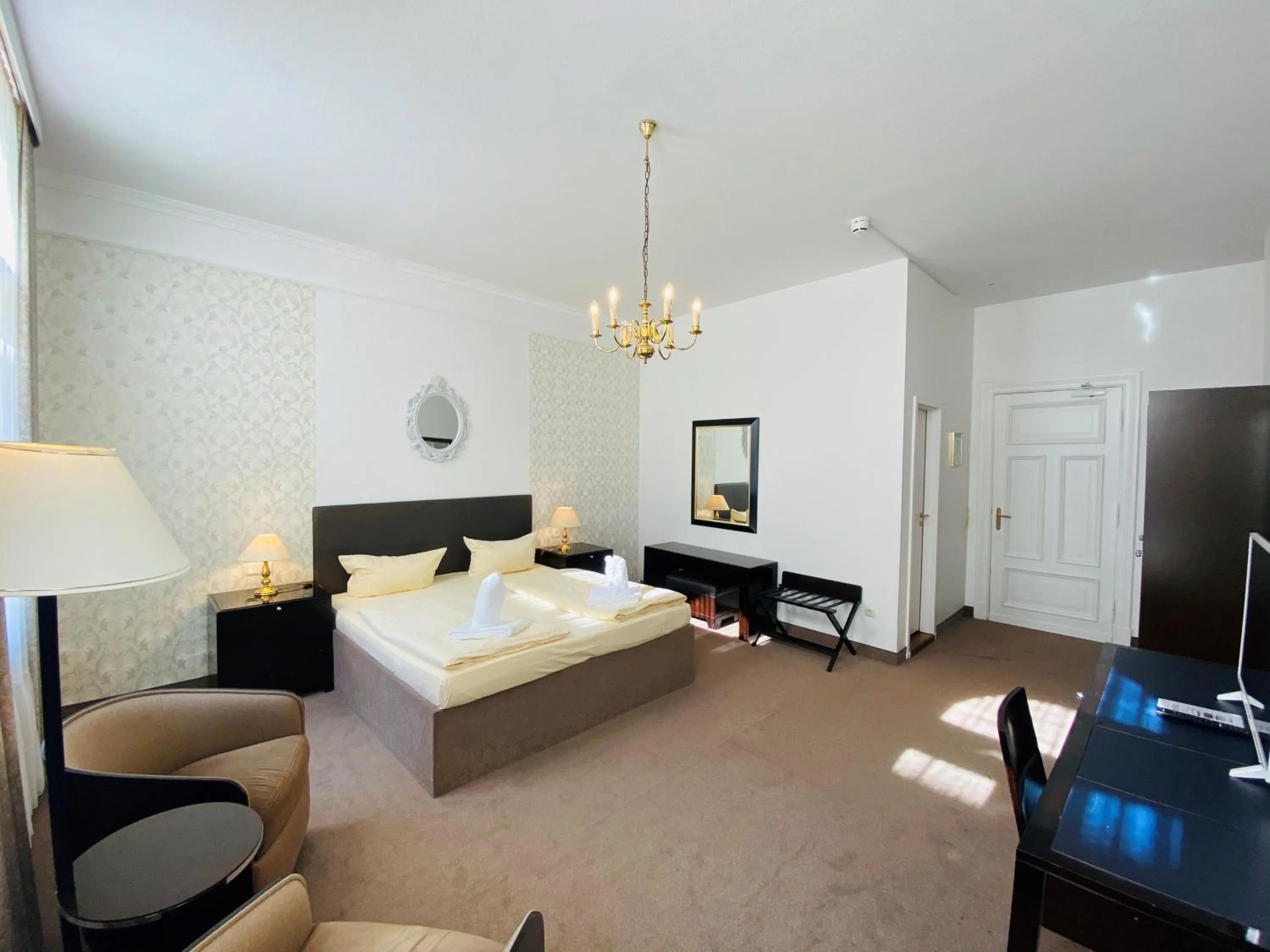 Bathroom, Bed in Hotel Kaiserhof