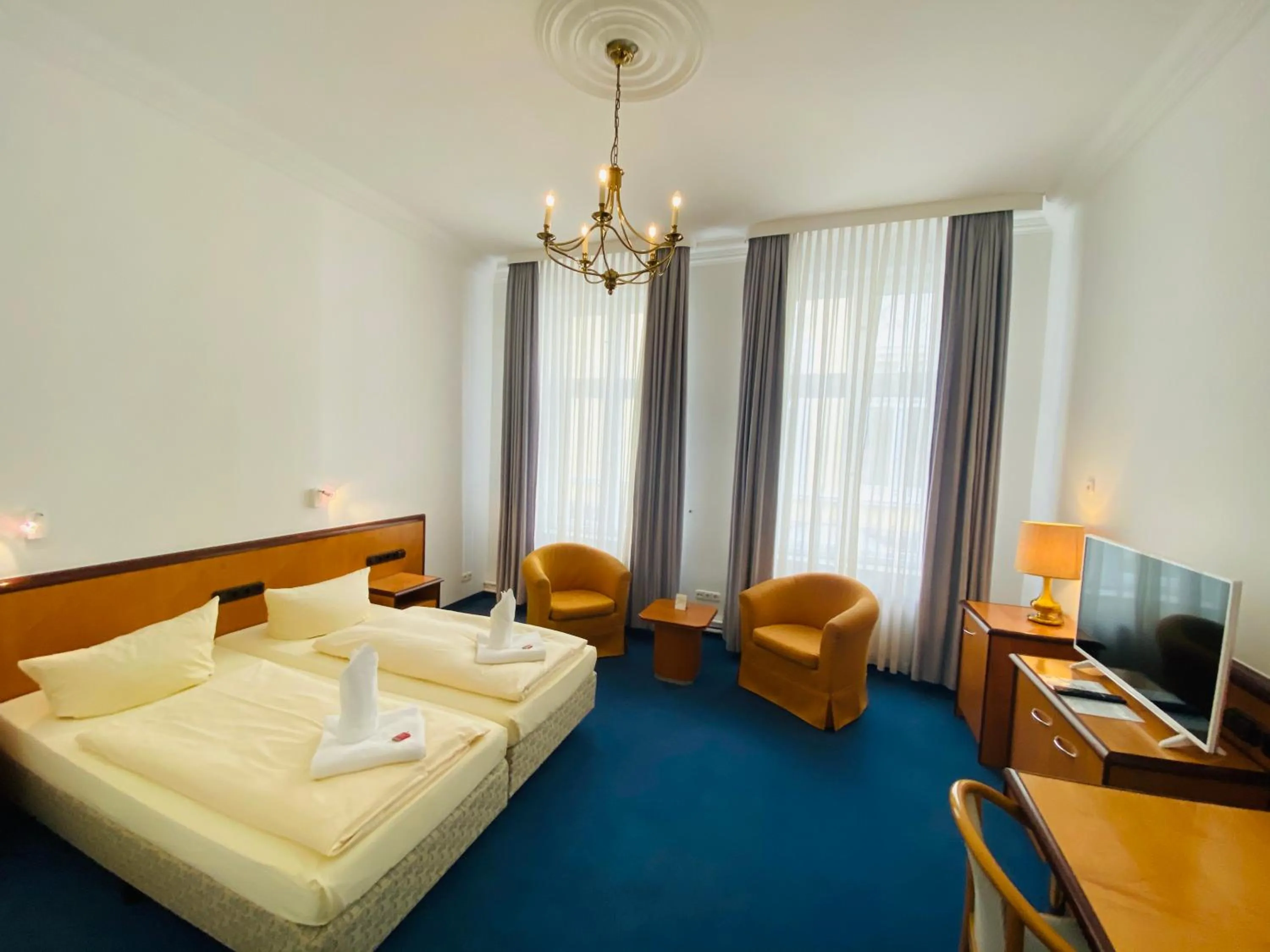 Toilet, Bed in Hotel Kaiserhof