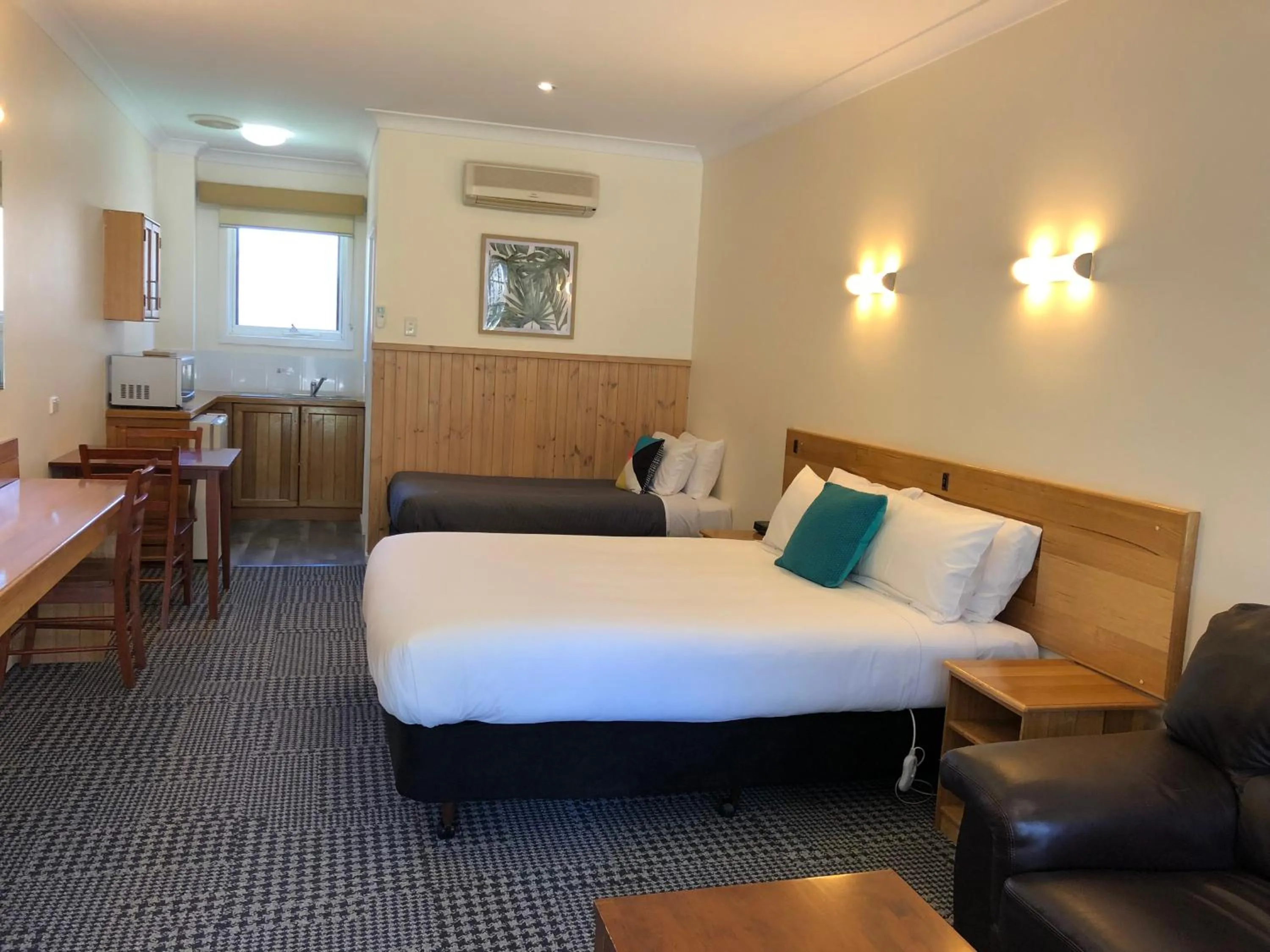 Bed in Bright Avenue Motor Inn