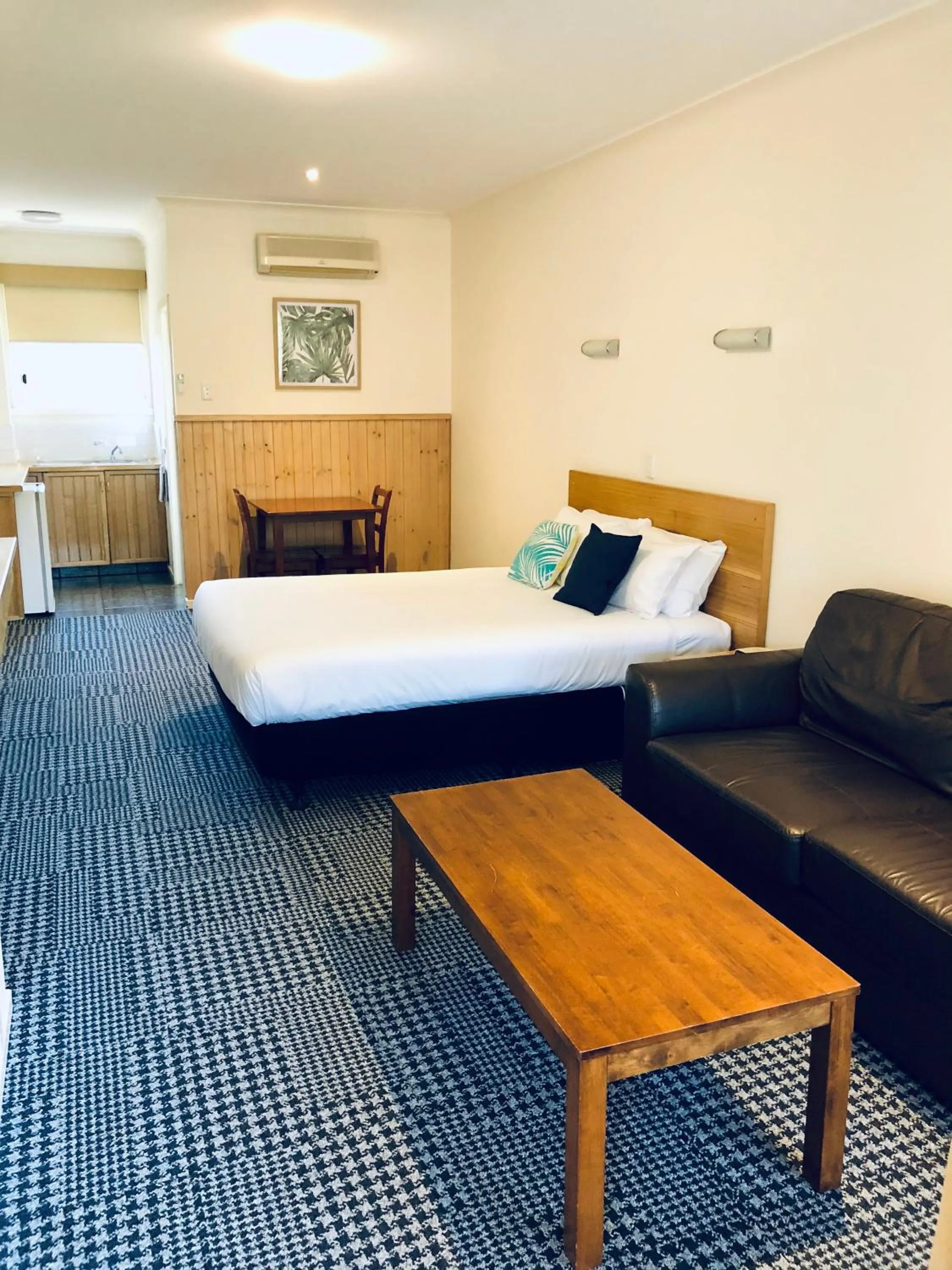 Bed in Bright Avenue Motor Inn