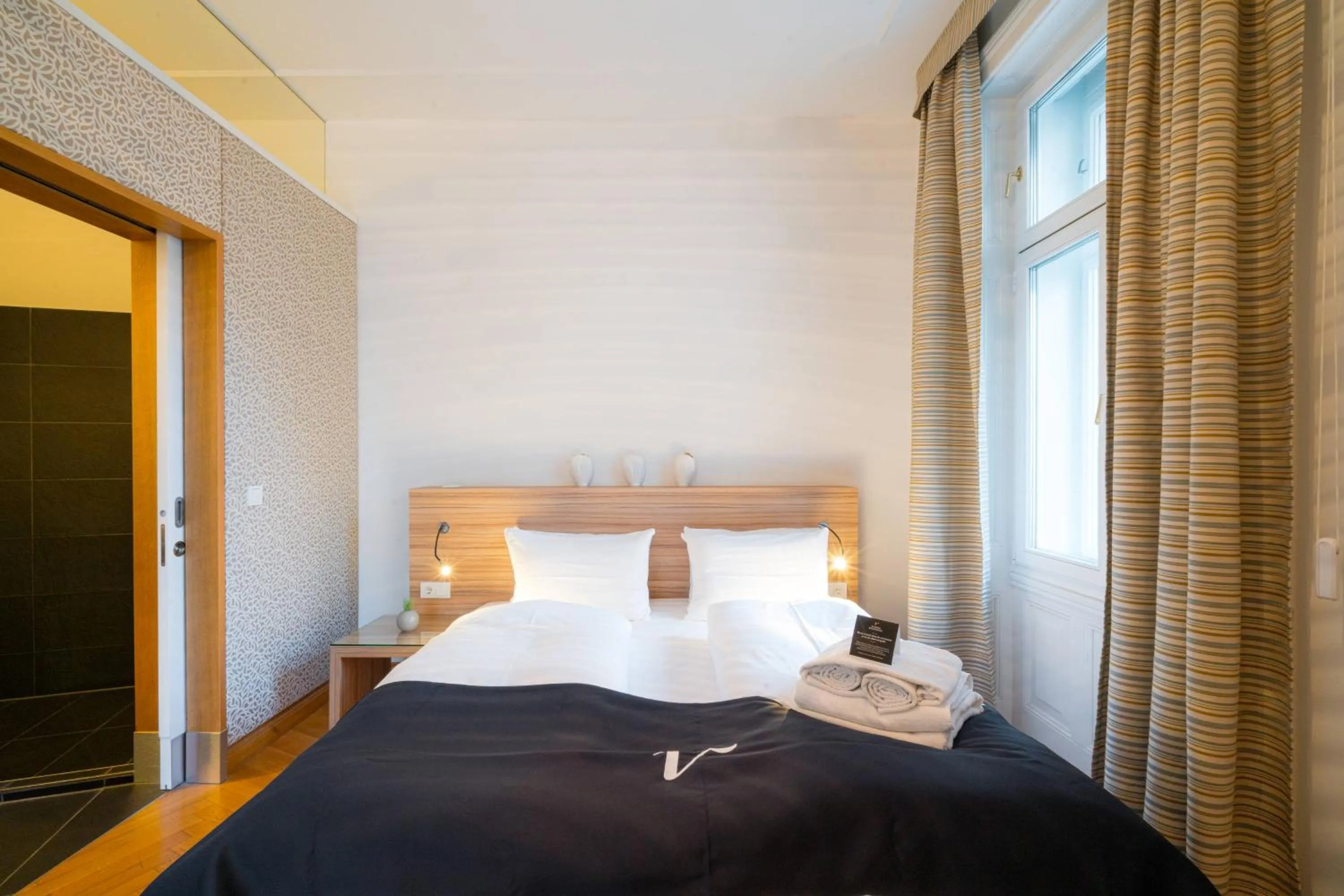 Bed in Vienna Residence, City Hall - Parliament