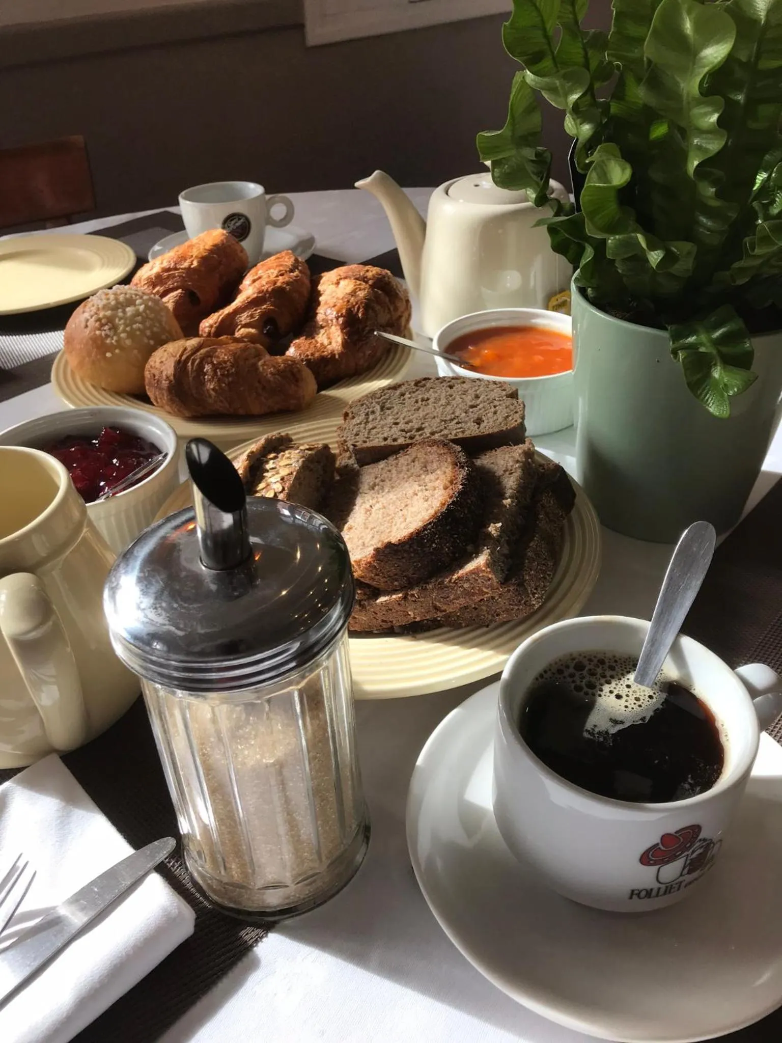 Breakfast in Les Terres Rouges 06