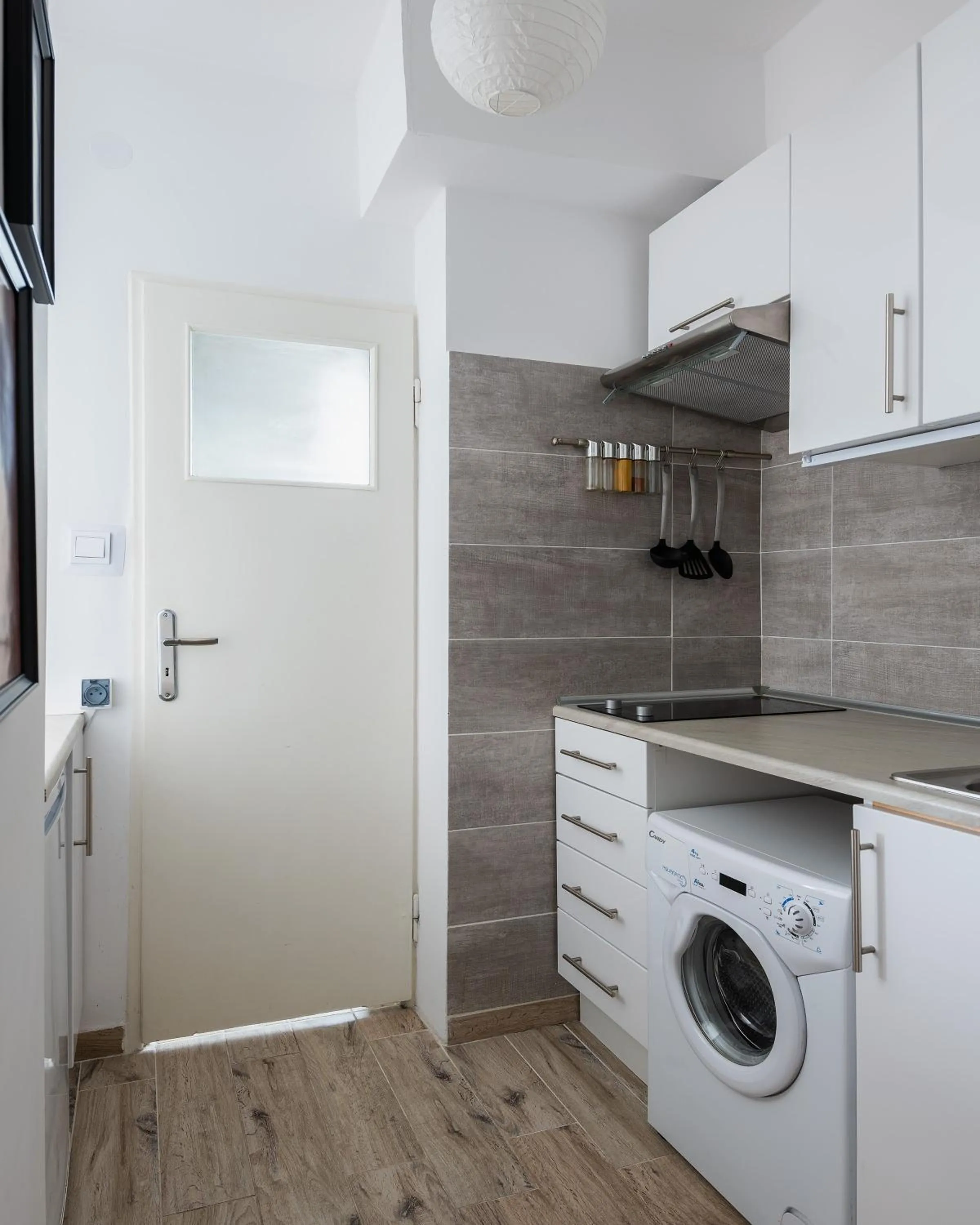 Kitchen or kitchenette in Tamka 40 Prywatne mieszkanie w pobliżu Starego Miasta i Stadionu Narodowego 100m od metra Nowy Świat Samodzielne Zameldowanie! Self Check-in System!