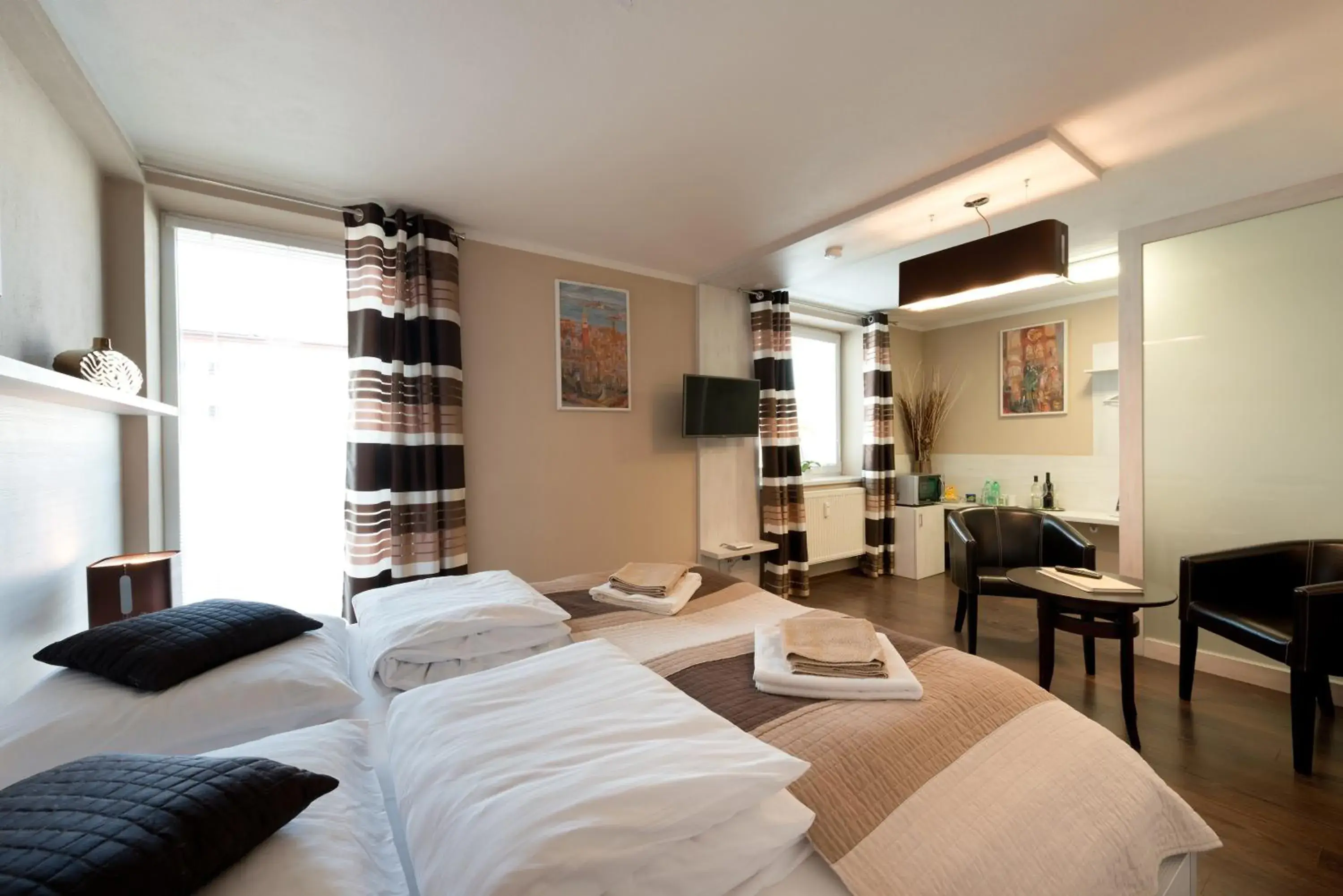 Double or Twin Room with Shower - single occupancy in B2B Apartments Double or Twin Room with Shower - single occupancy in B2B Apartments