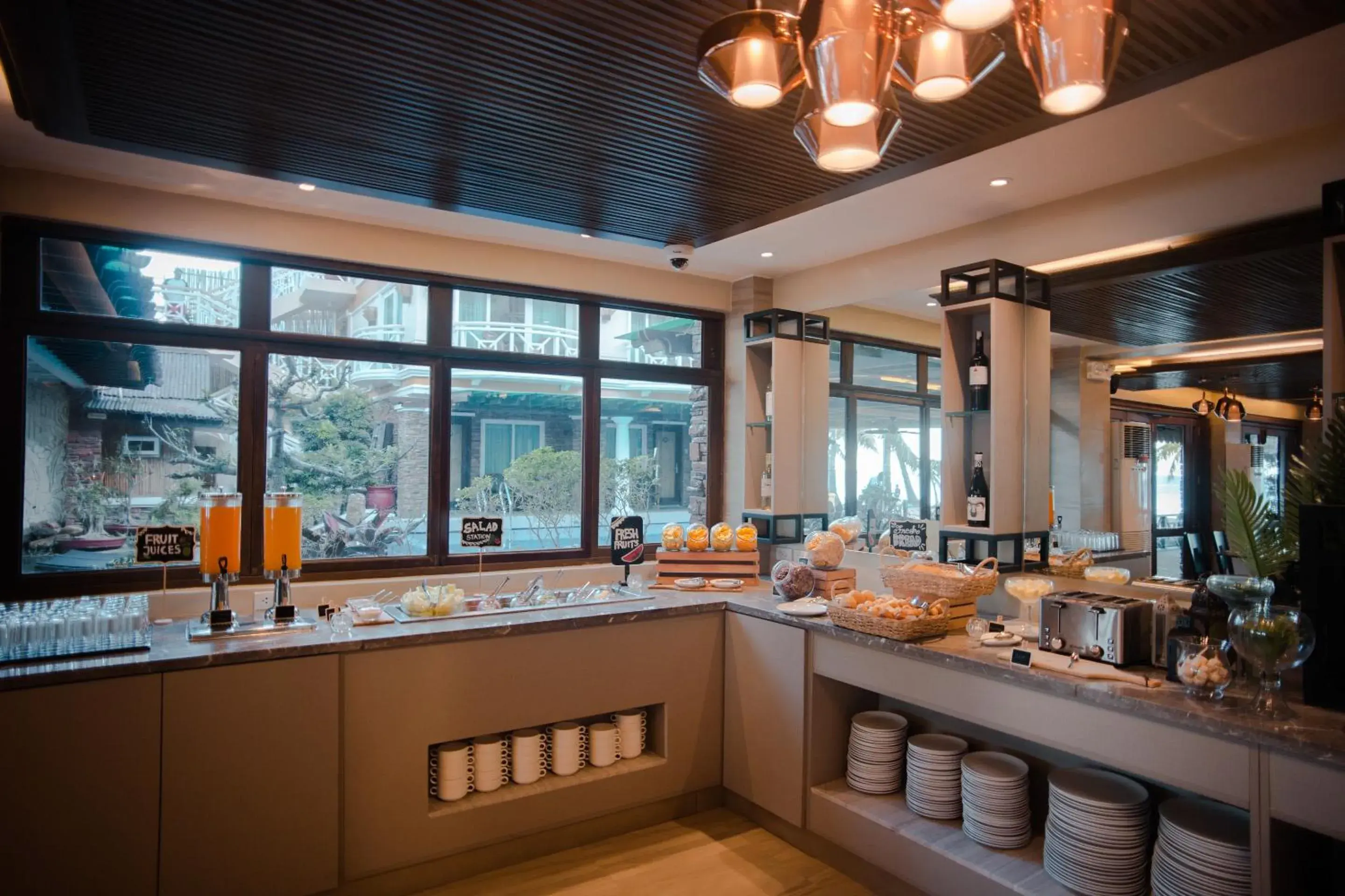 Restaurant/places to eat in Boracay Mandarin Island Hotel Restaurant/places to eat in Boracay Mandarin Island Hotel