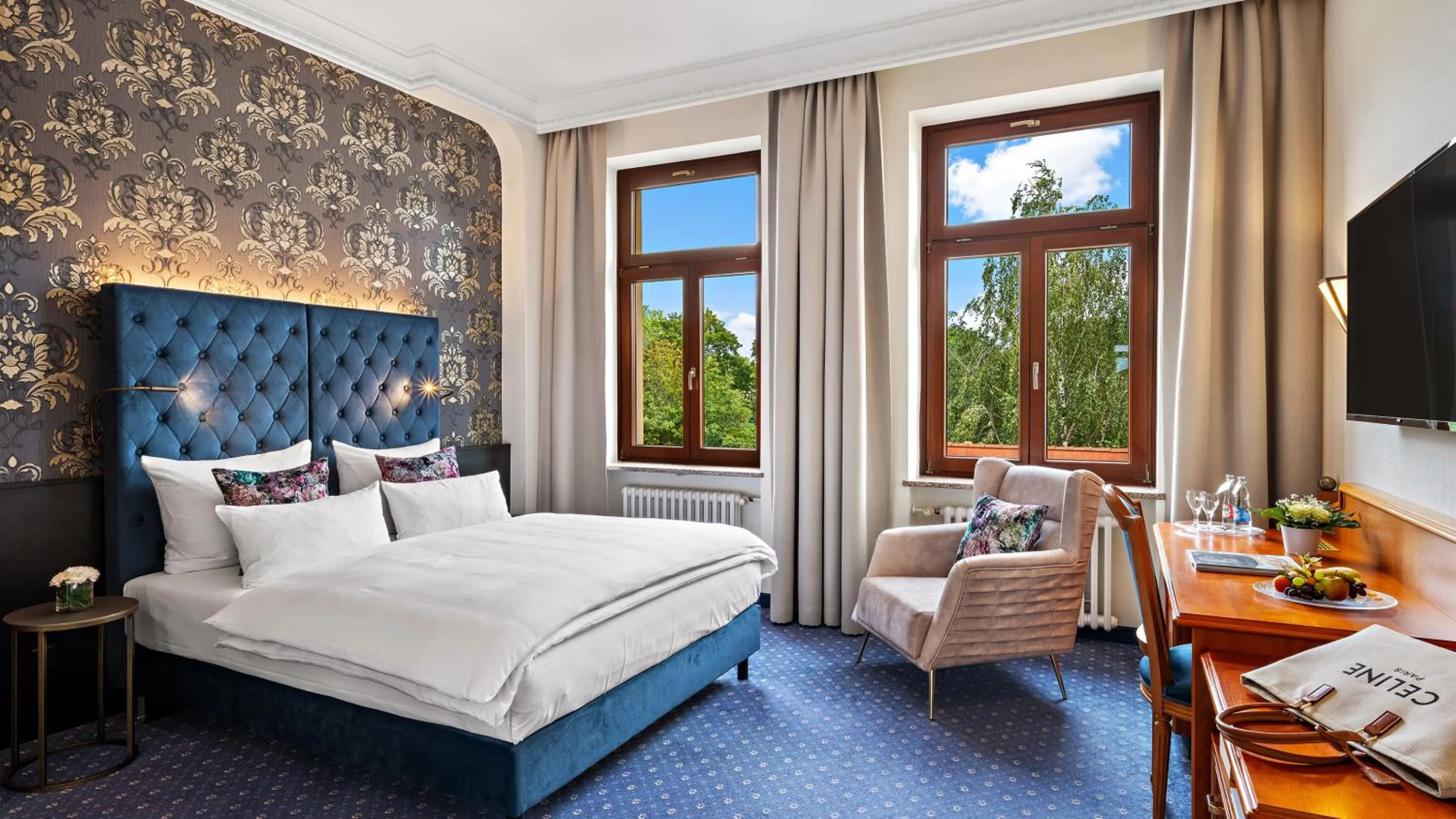 Photo of the whole room, Bed in Hotel Bayerischer Hof Dresden