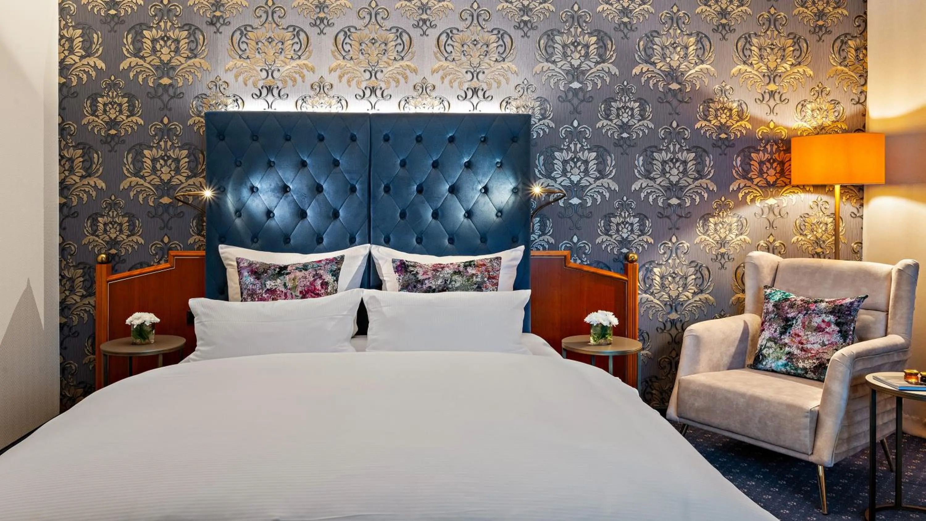 Photo of the whole room, Bed in Hotel Bayerischer Hof Dresden