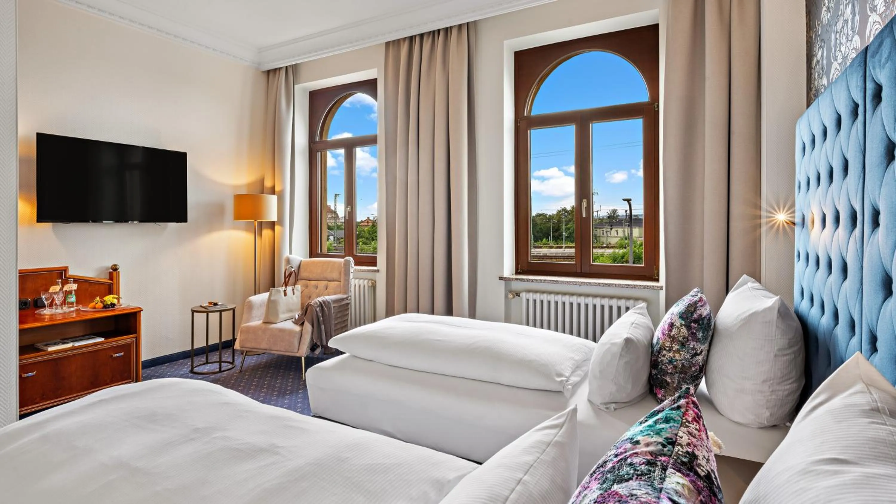 Photo of the whole room, Bed in Hotel Bayerischer Hof Dresden