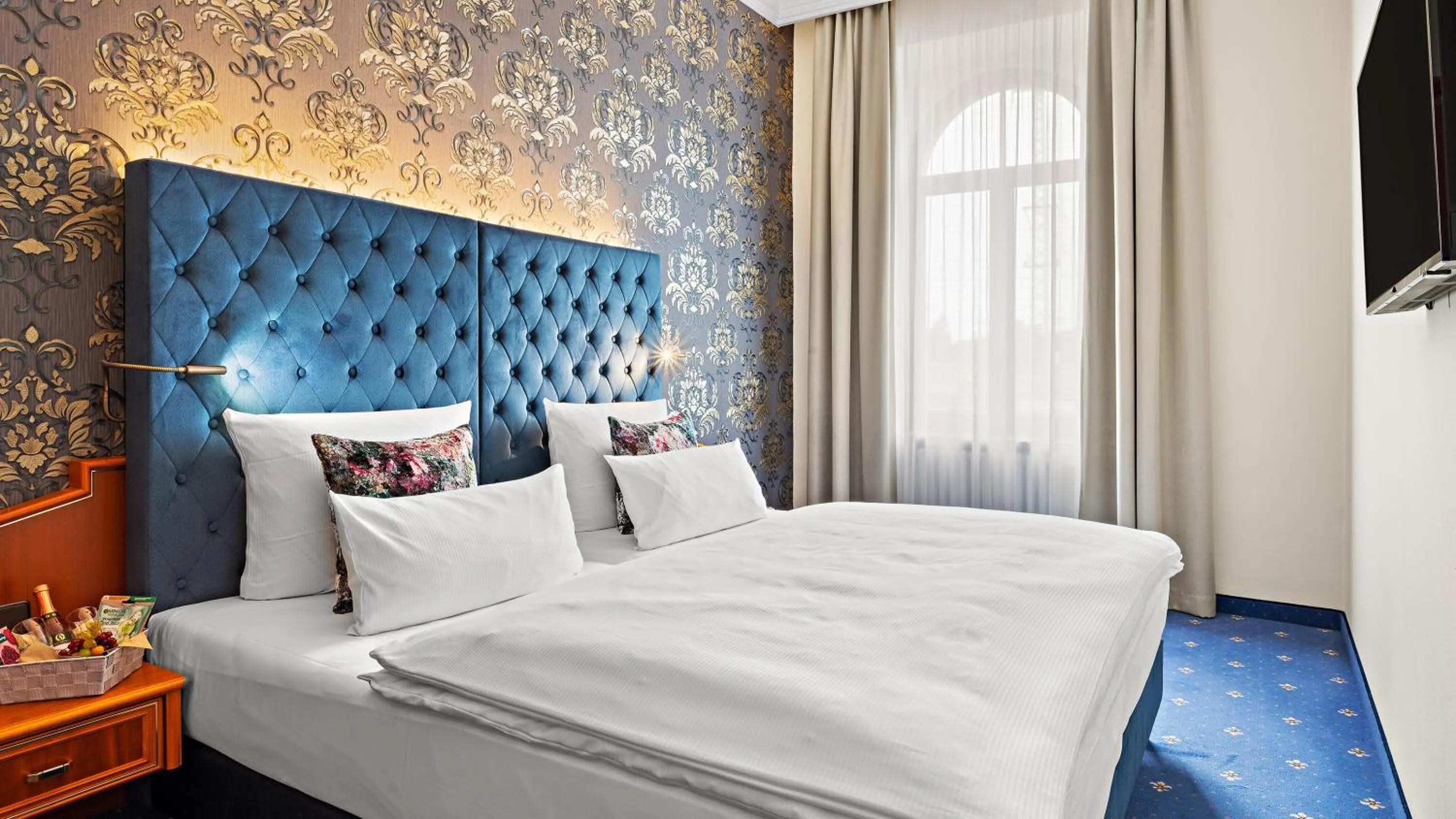 Photo of the whole room, Bed in Hotel Bayerischer Hof Dresden