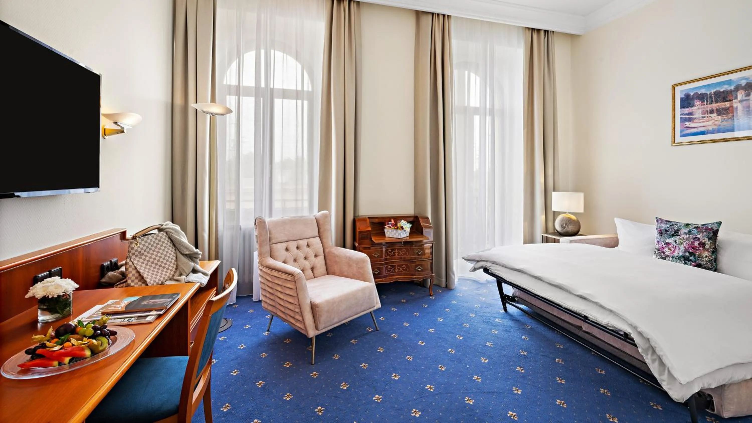 Photo of the whole room, Bed in Hotel Bayerischer Hof Dresden
