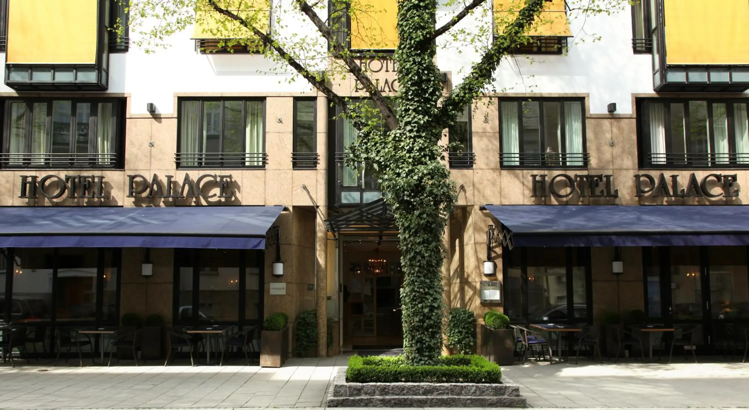 Facade/entrance in Hotel München Palace Facade/entrance in Hotel München Palace
