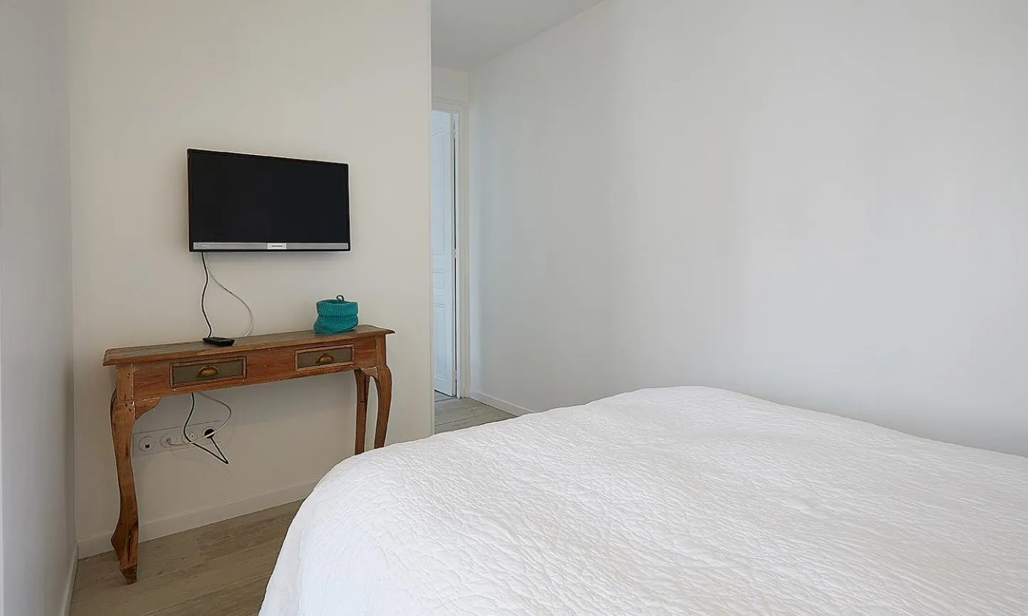 TV and multimedia, Bed in Appart'Hôtel de Paris