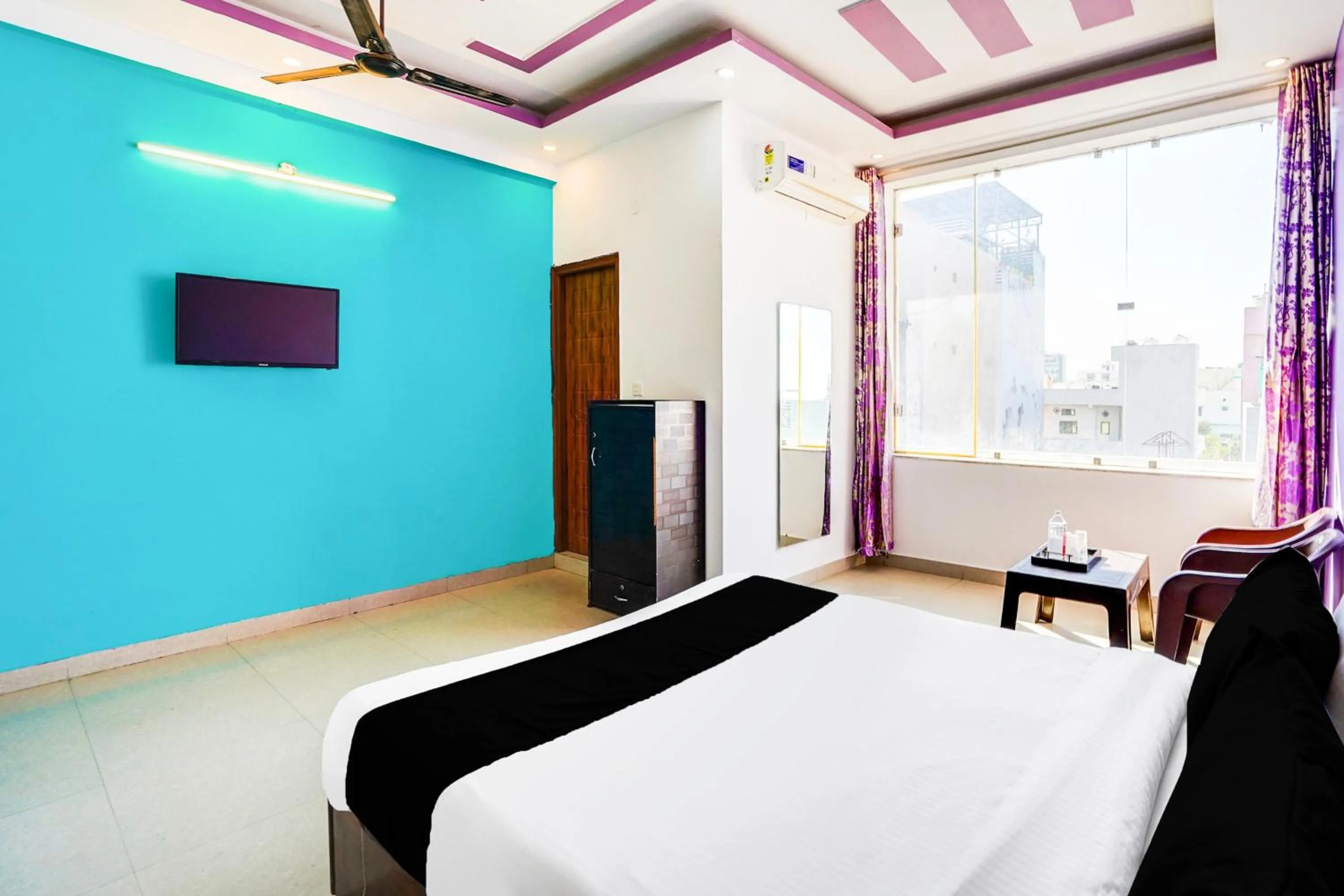 Bedroom in Hotel O Kedarpuram Near Doon University