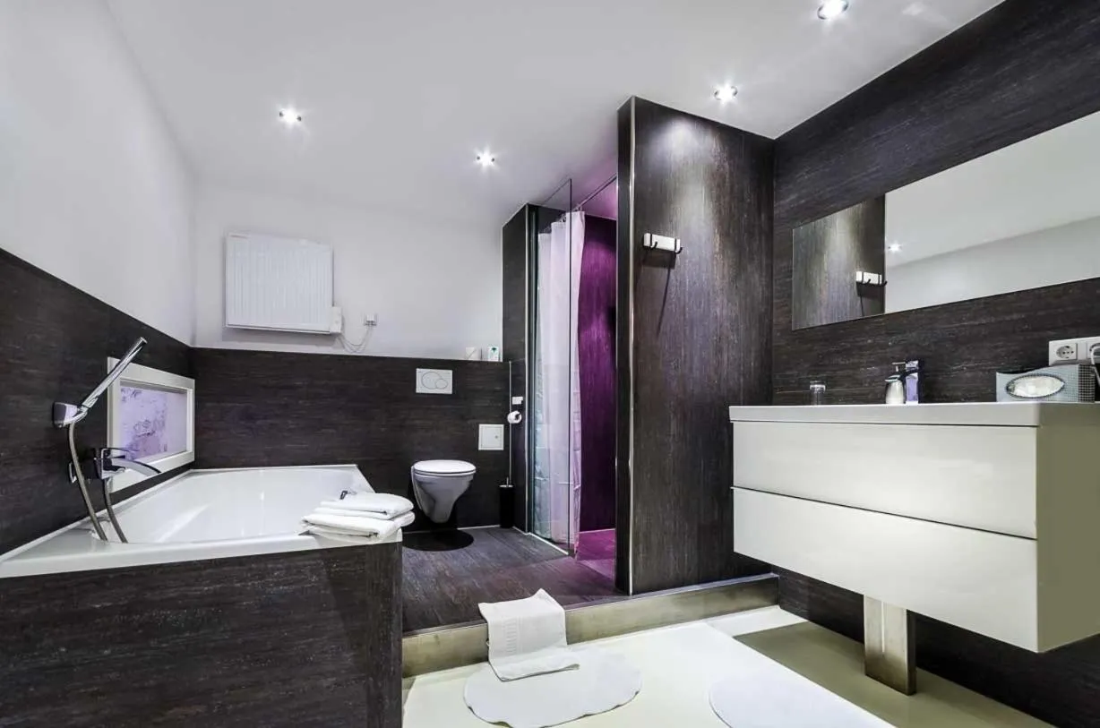 Bathroom, Bed in Designhotel Youngstar