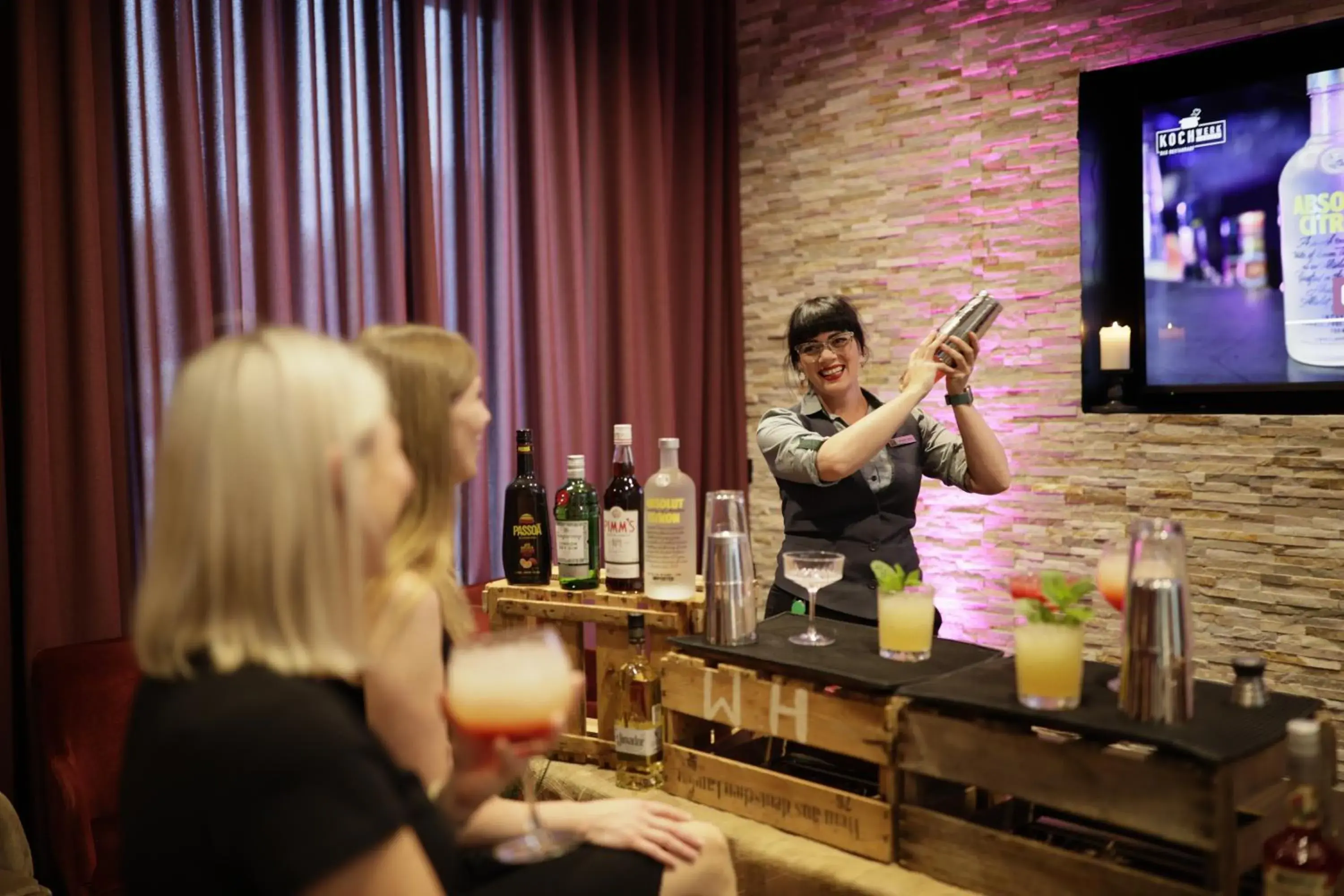 Lounge or bar in Holiday Inn Lübeck by IHG Lounge or bar in Holiday Inn Lübeck by IHG