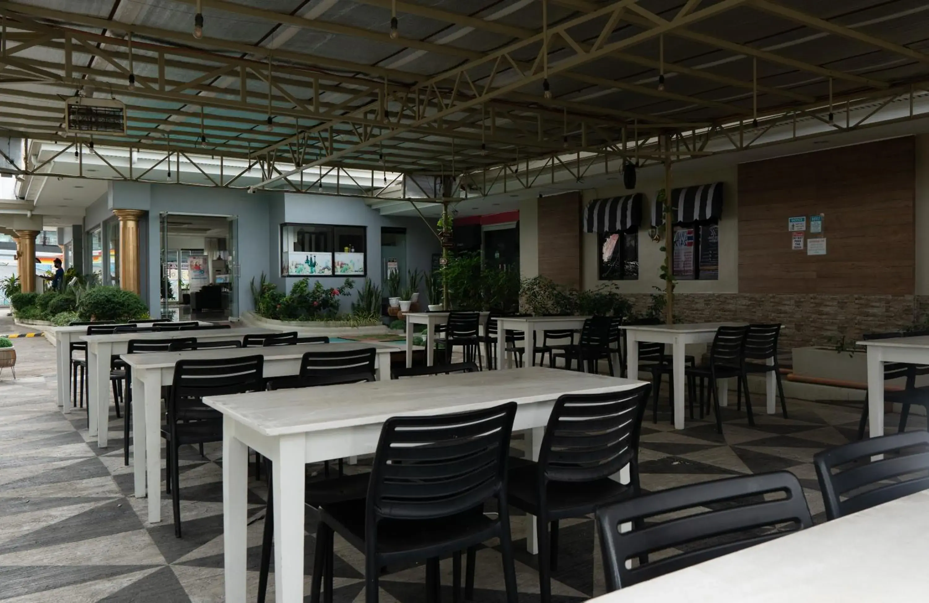 Restaurant/places to eat in S and M Hotel Inc. Restaurant/places to eat in S and M Hotel Inc.