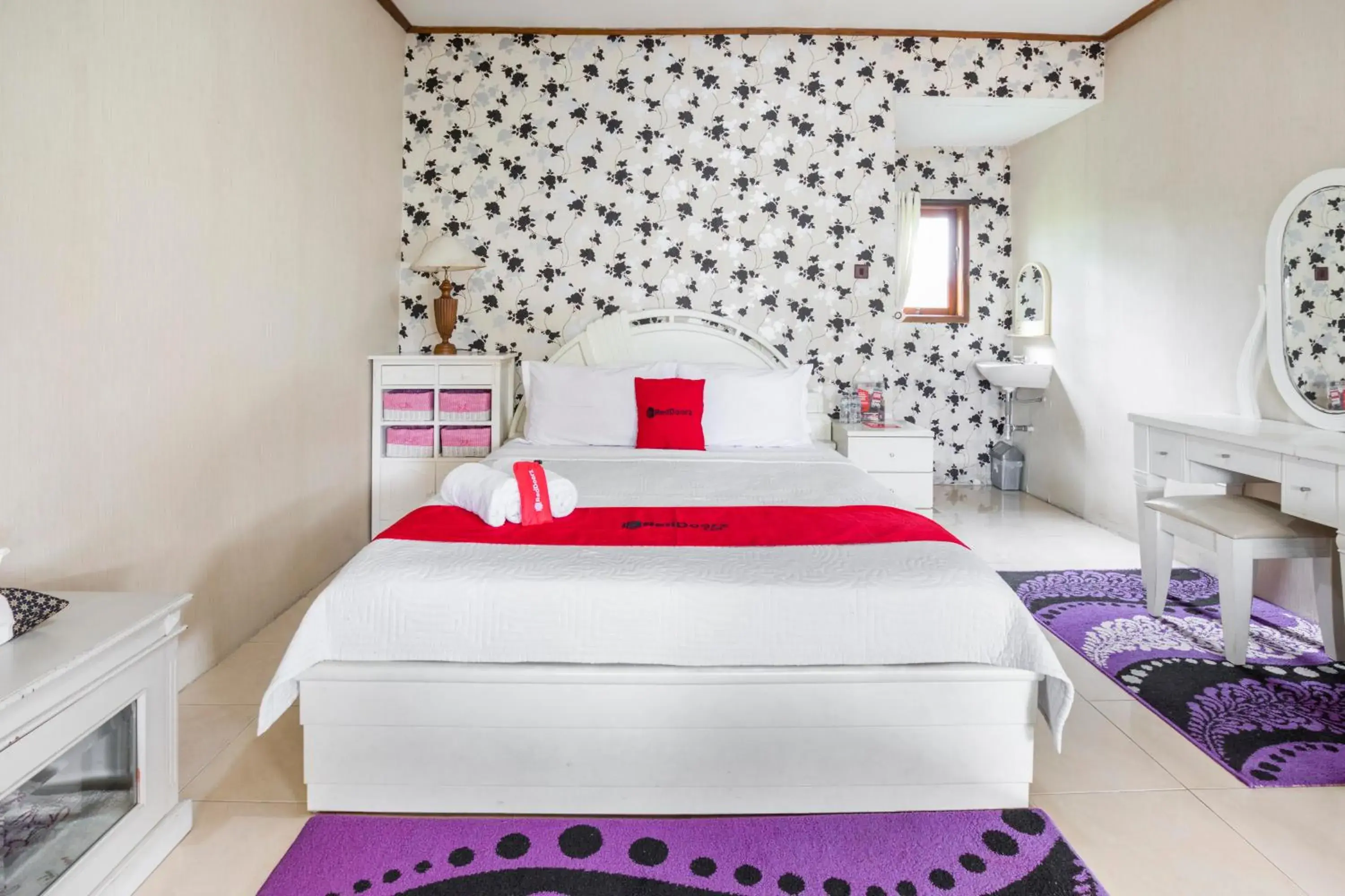 Bedroom, Bed in RedDoorz Plus @ Purwodadi Bedroom, Bed in RedDoorz Plus @ Purwodadi