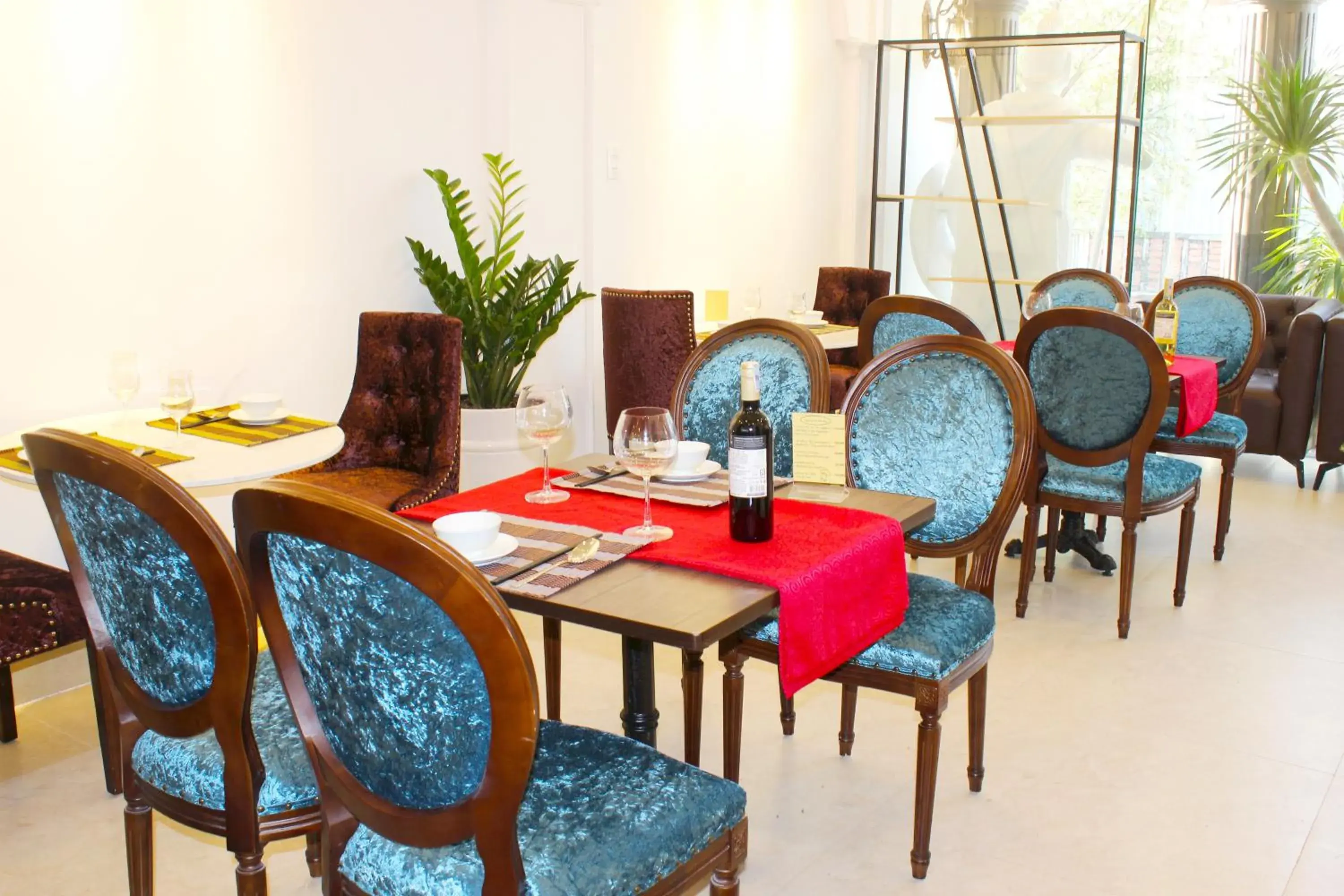 Restaurant/places to eat in EMERALD OCEAN HOTEL Restaurant/places to eat in EMERALD OCEAN HOTEL