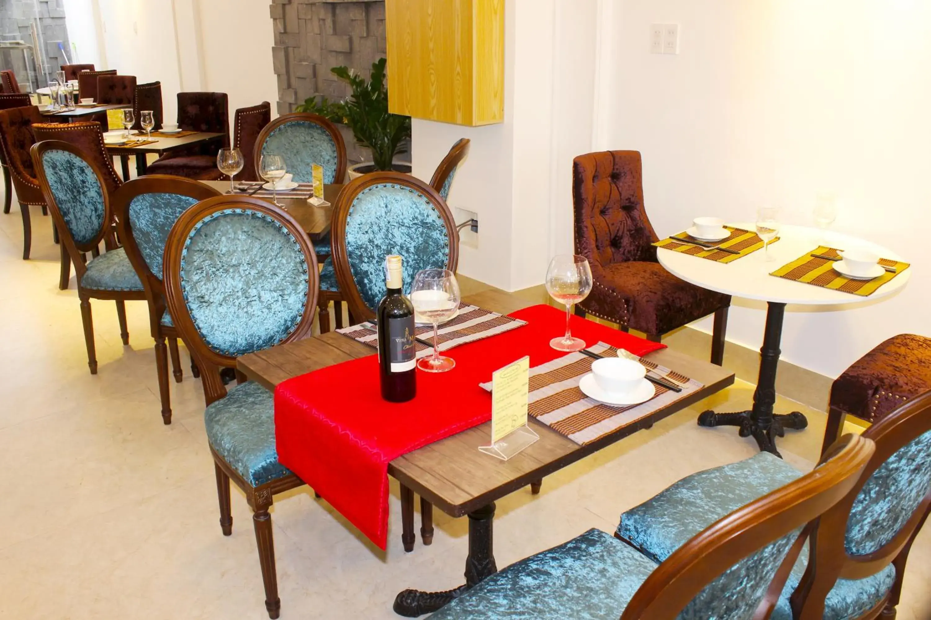 Restaurant/places to eat in EMERALD OCEAN HOTEL Restaurant/places to eat in EMERALD OCEAN HOTEL