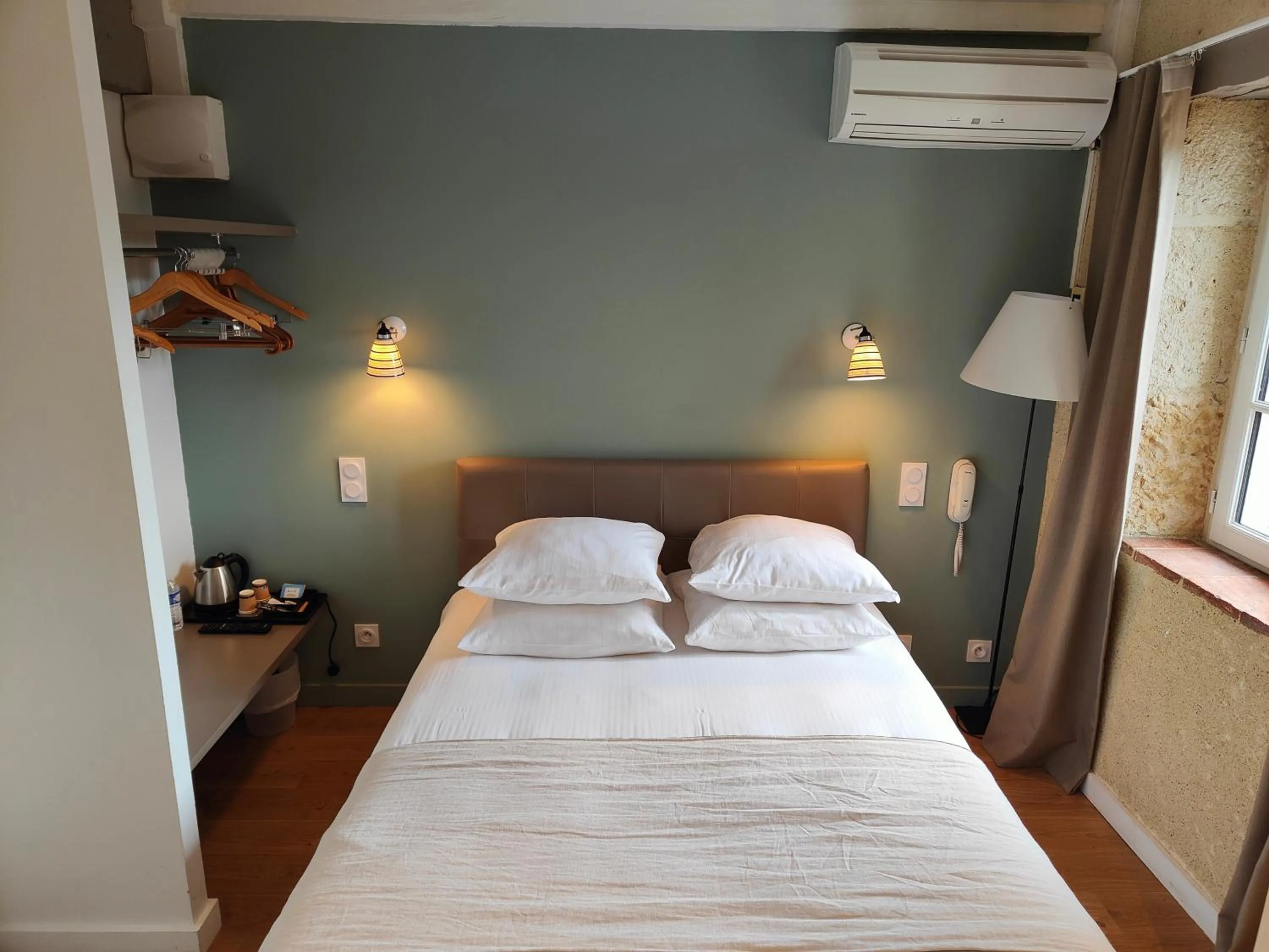 Bed in Logis Hôtel La Ferme de Flaran