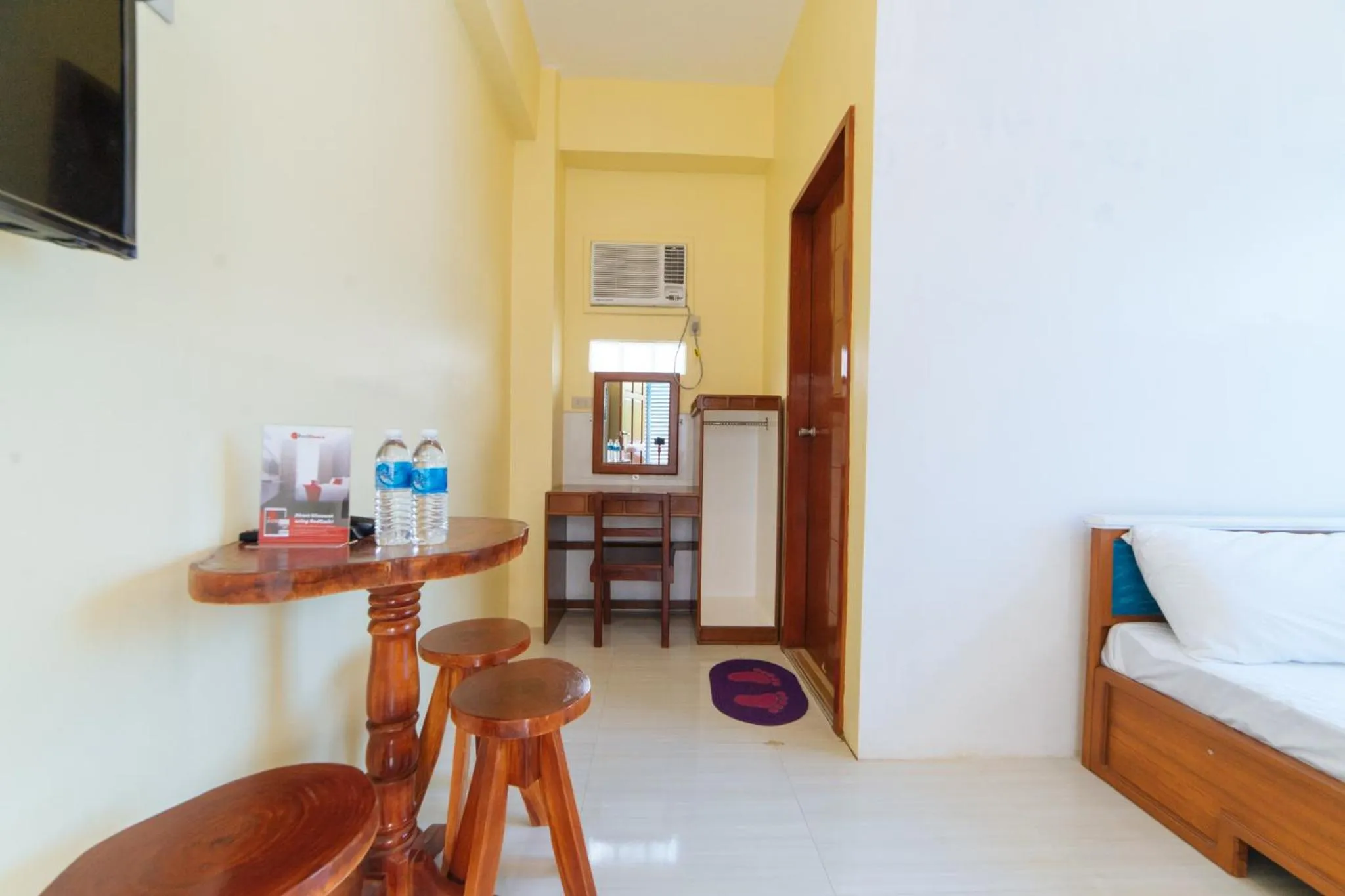 Seating area in RedDoorz Premium @ Casa Ghilda Resort Olongapo City