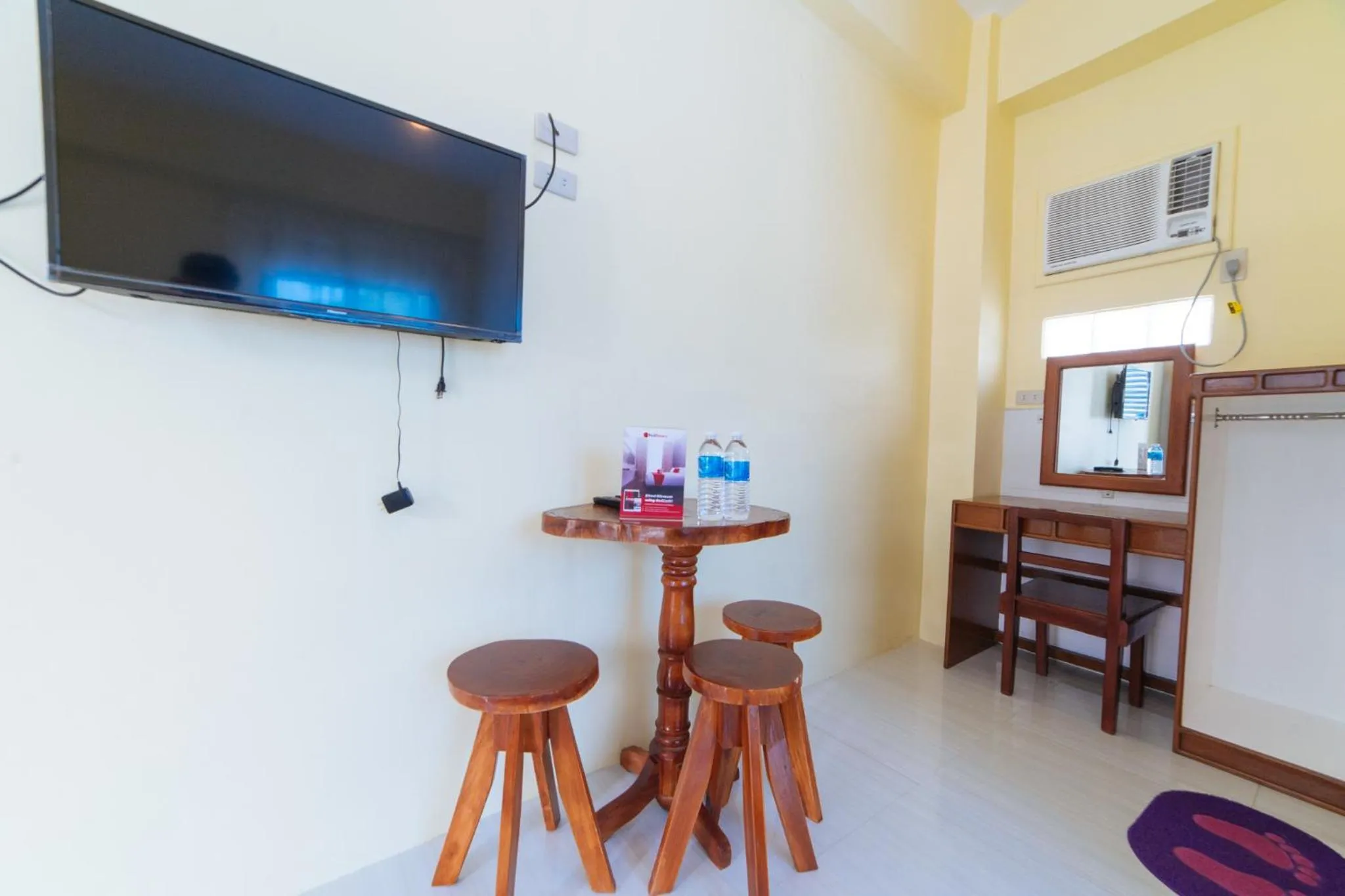 Communal lounge/ TV room in RedDoorz Premium @ Casa Ghilda Resort Olongapo City