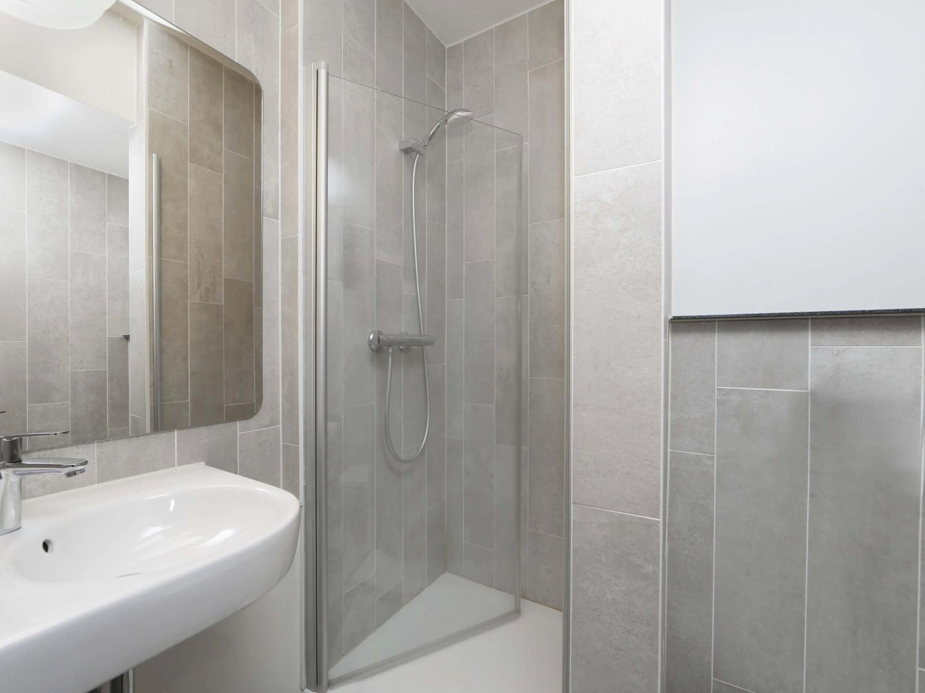 Shower in B&B Hotel Berlin Genshagen-Süd