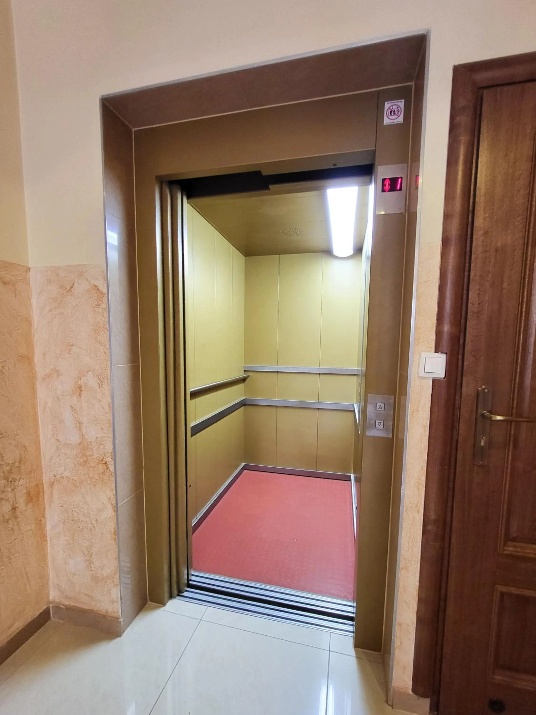 elevator in Hotel Hesperus