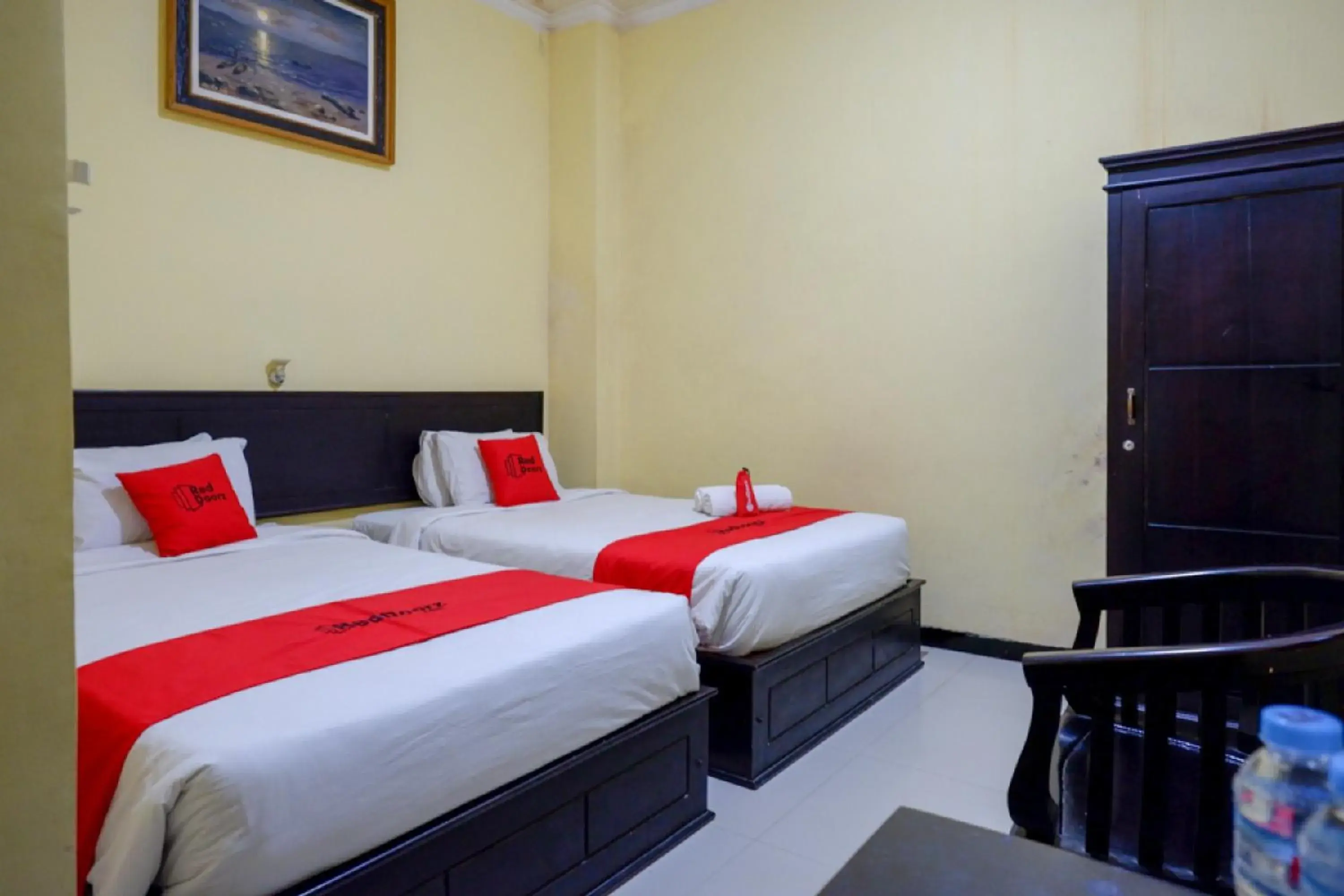 Deluxe Twin Room in RedDoorz near Citraland Waterpark Kendari Deluxe Twin Room in RedDoorz near Citraland Waterpark Kendari