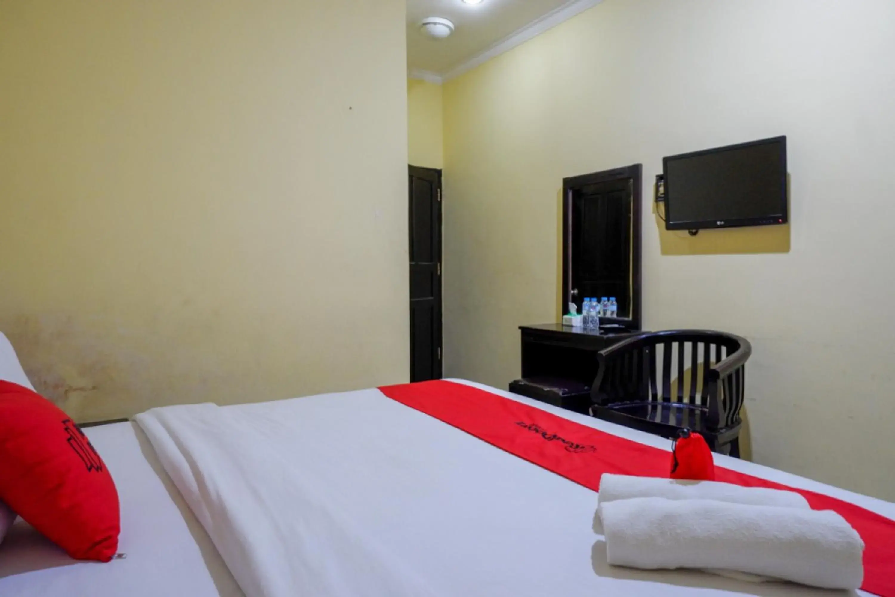 Bed in RedDoorz near Citraland Waterpark Kendari Bed in RedDoorz near Citraland Waterpark Kendari