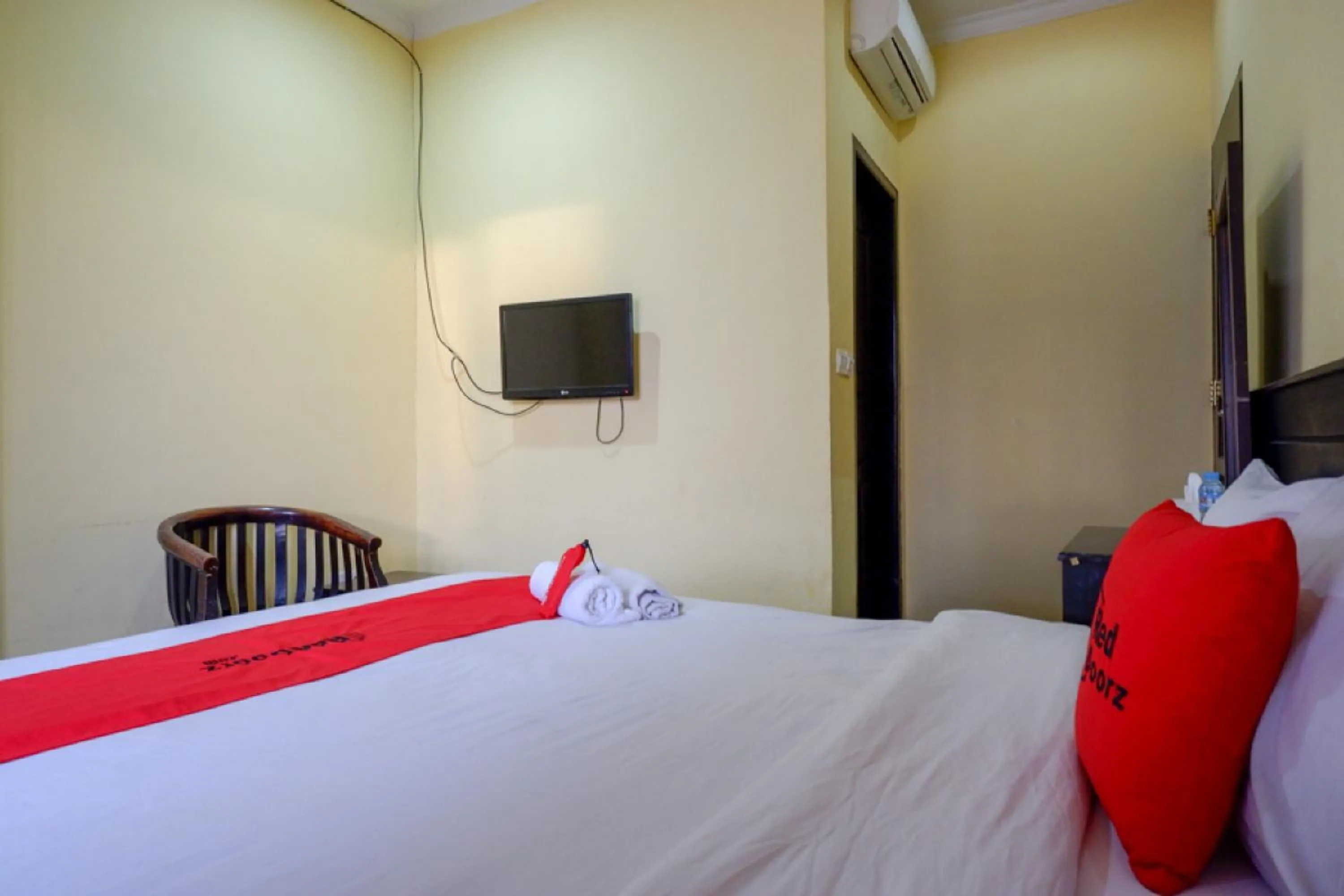 Bed in RedDoorz near Citraland Waterpark Kendari