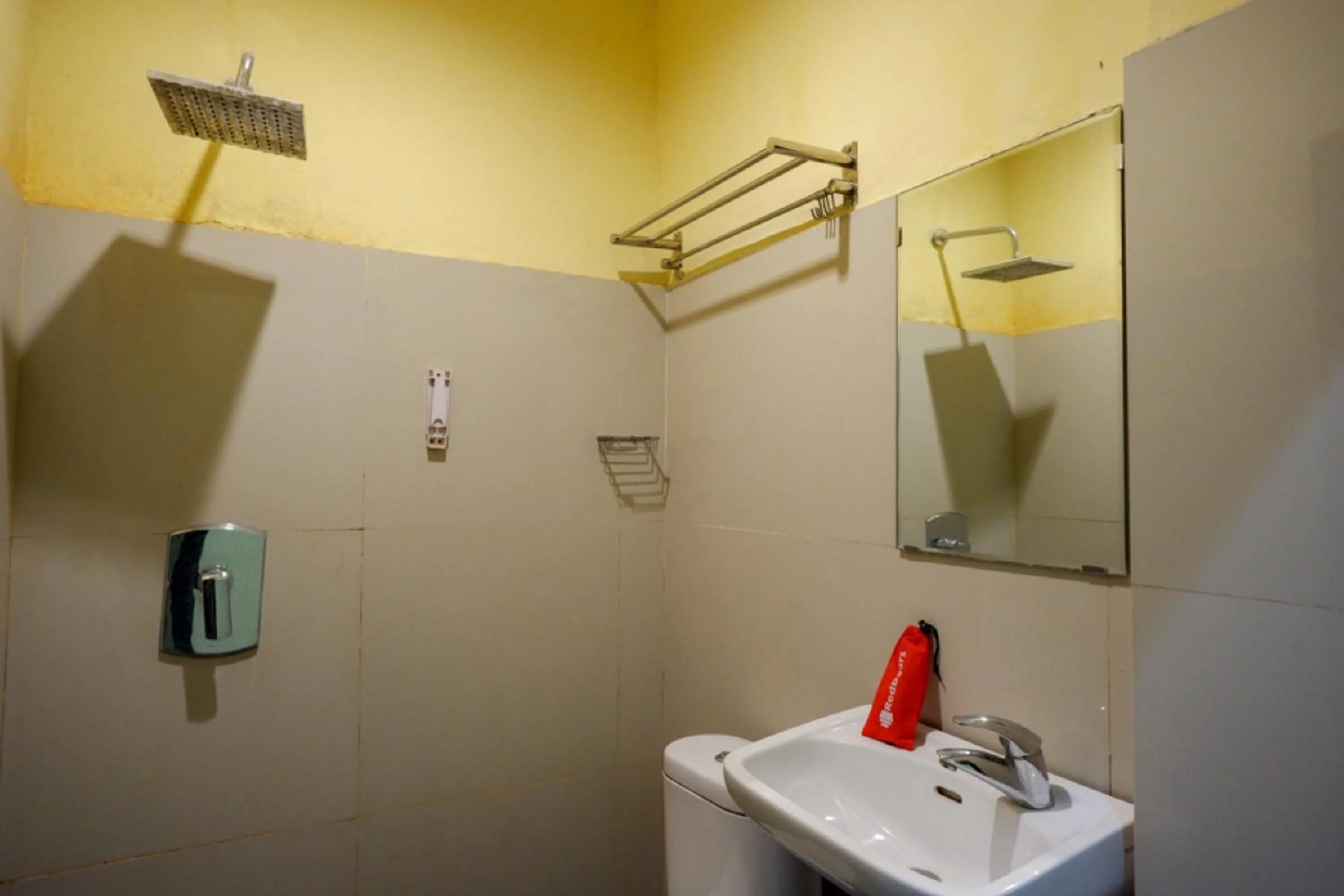 RedDoorz near Citraland Waterpark Kendari