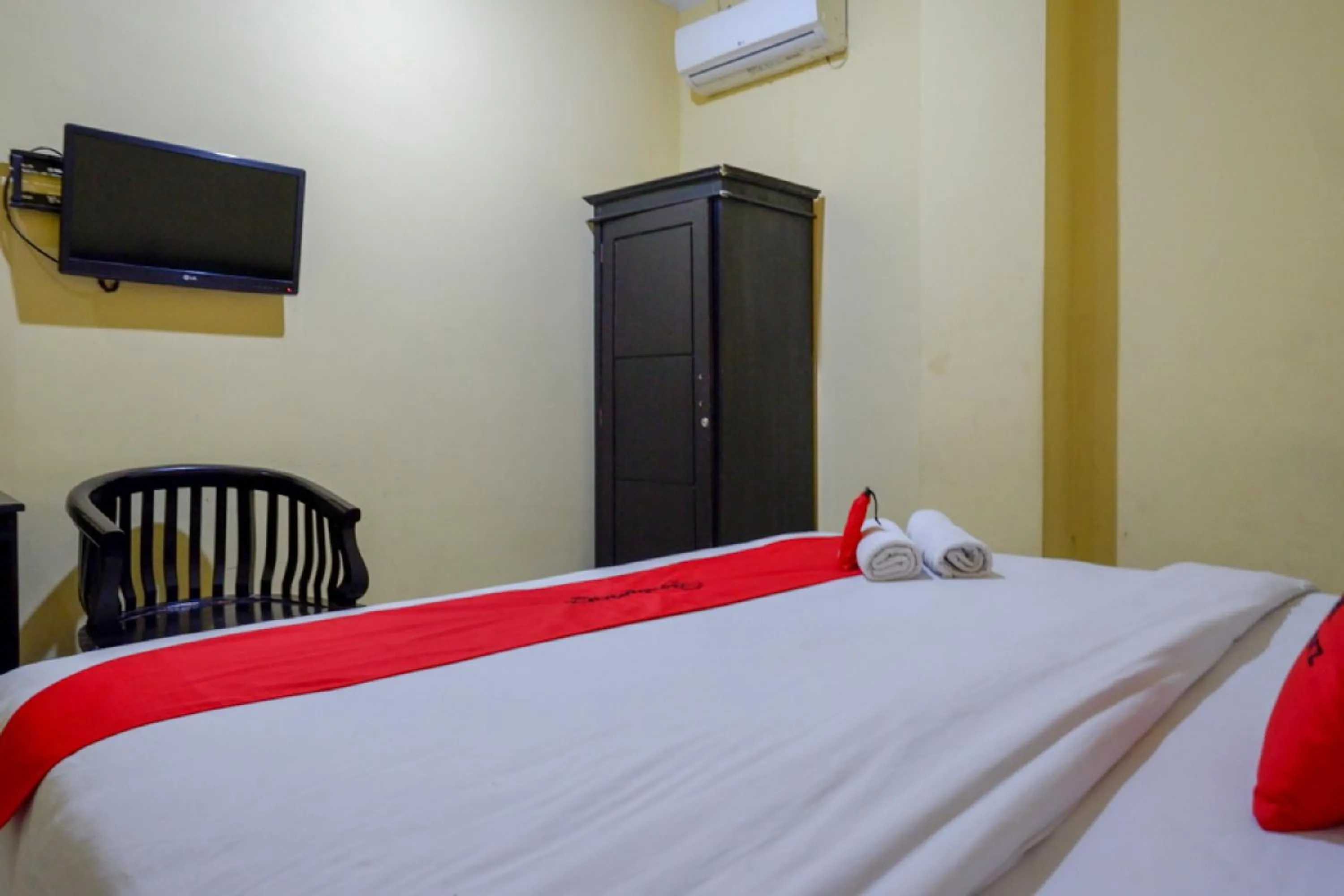 Bed in RedDoorz near Citraland Waterpark Kendari