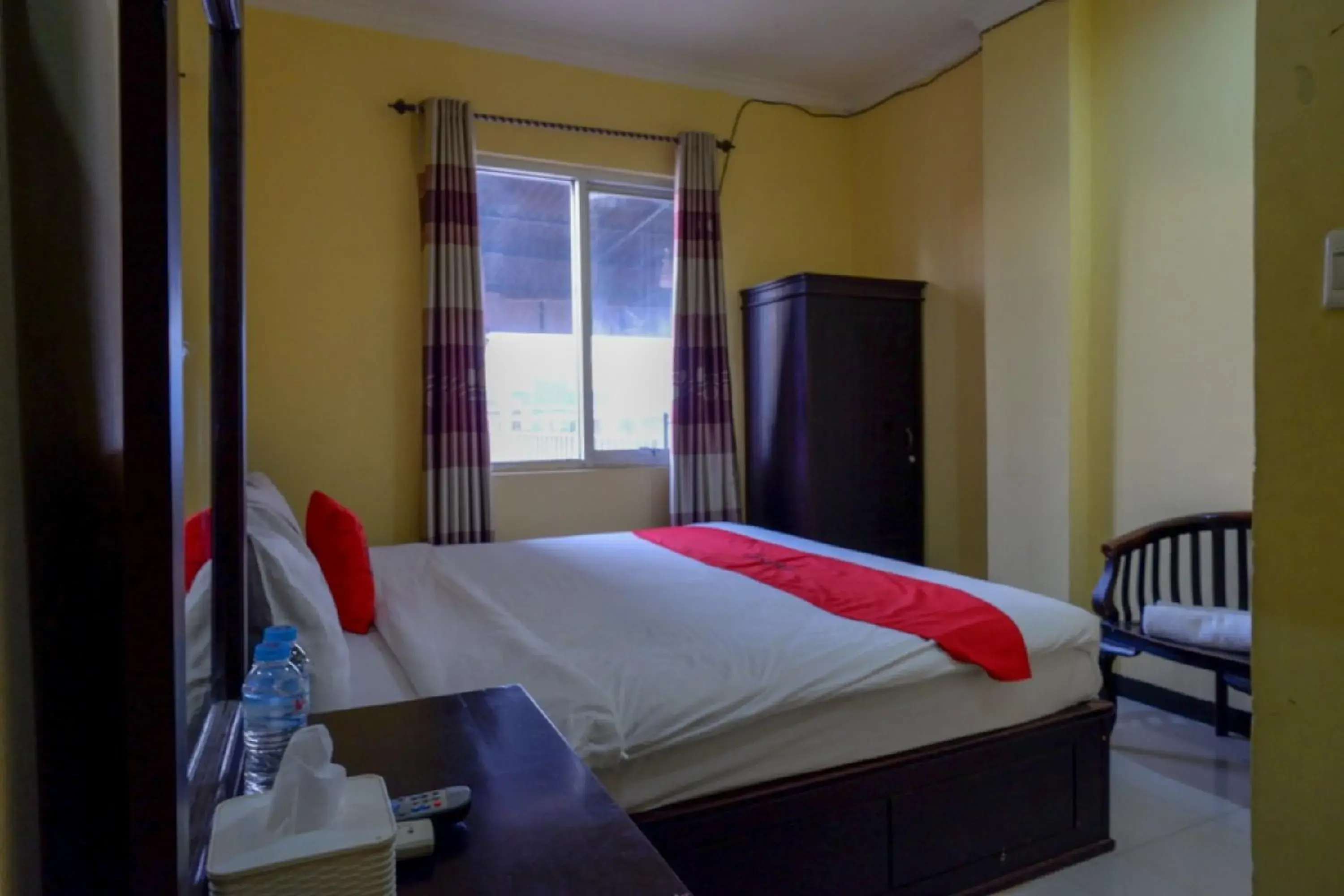 Deluxe Room in RedDoorz near Citraland Waterpark Kendari Deluxe Room in RedDoorz near Citraland Waterpark Kendari