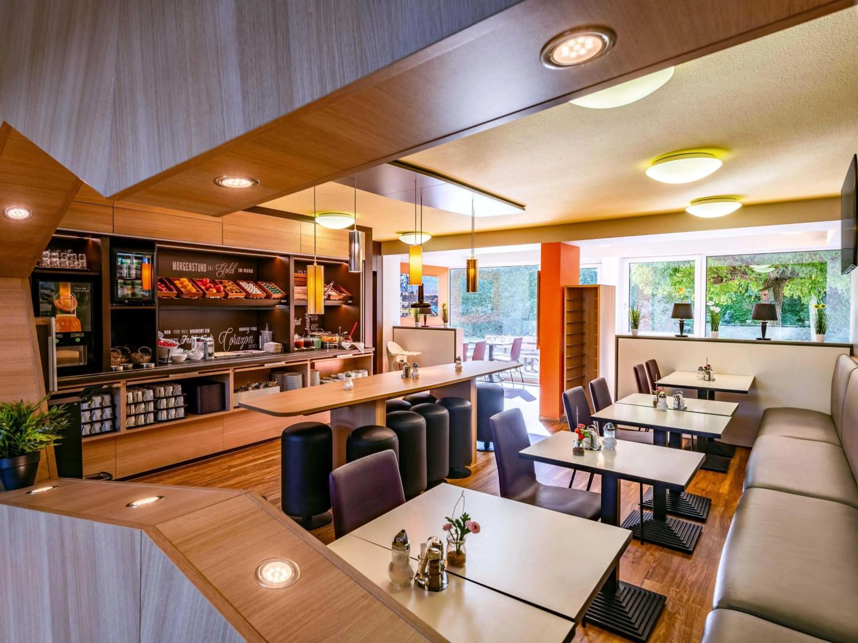 Lounge or bar in B&B HOTEL Aachen-Würselen