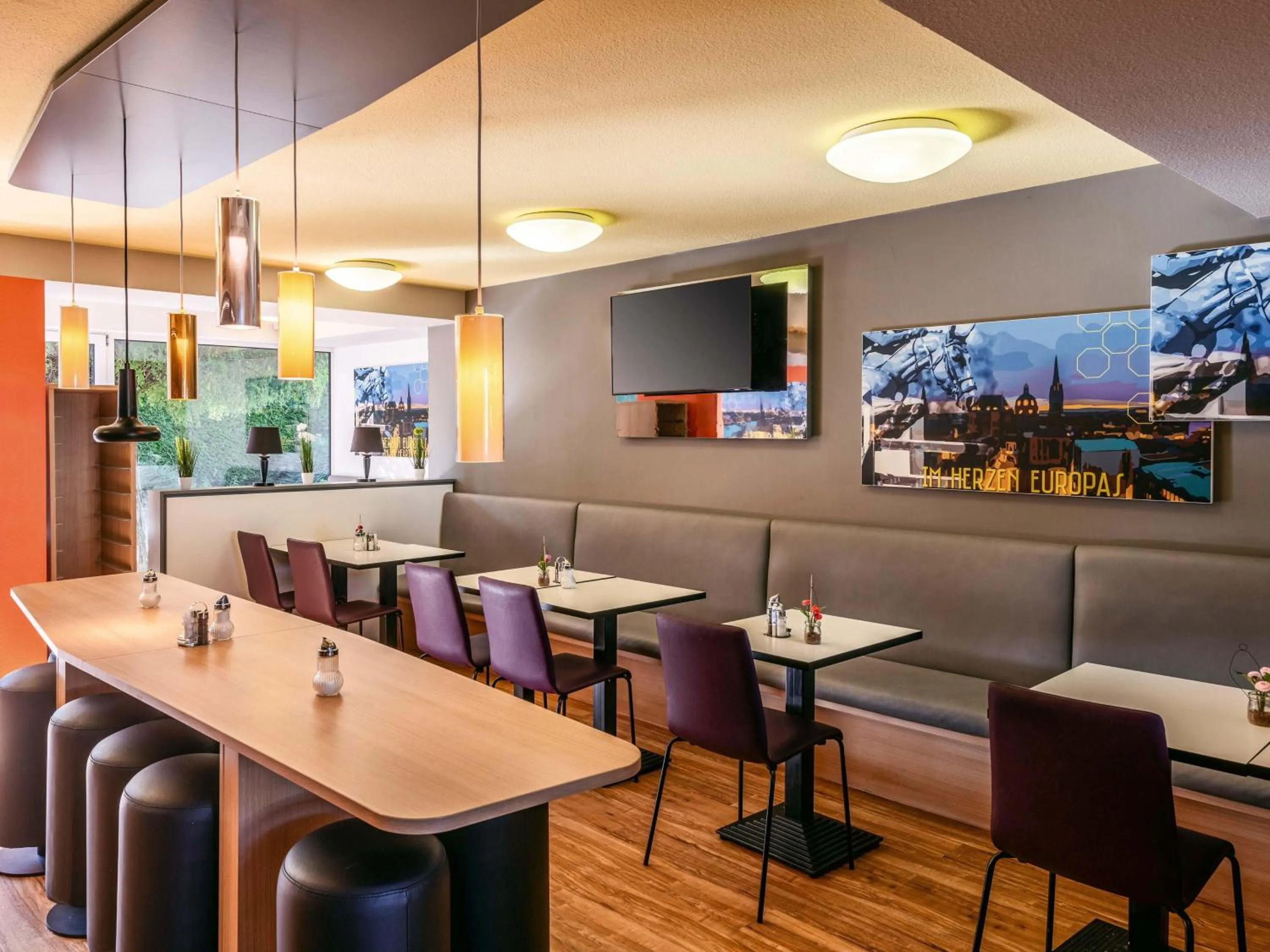 Lounge or bar in B&B HOTEL Aachen-Würselen